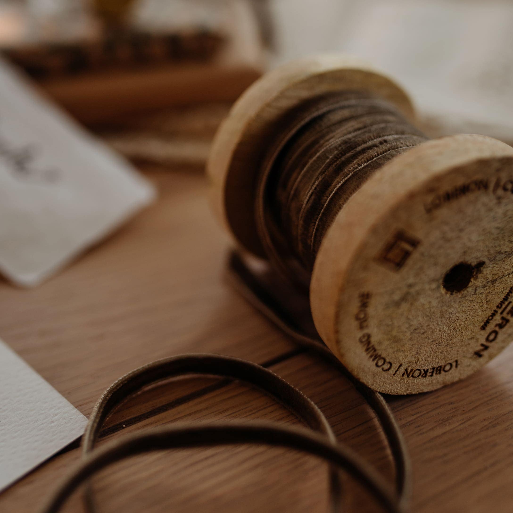 Braunes Samtband auf Holzspule zum Dekorieren und Verpacken von Geschenken