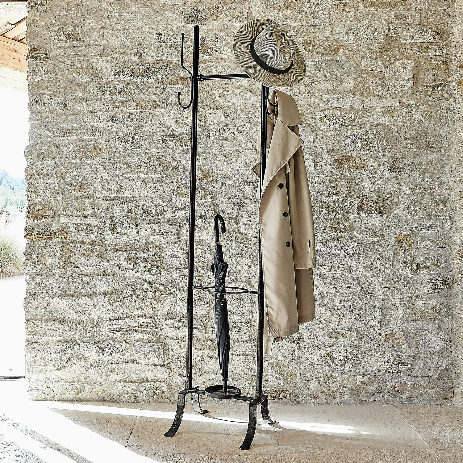 Garderobenständer Mistyvale Schwarzer Metall-Garderobenständer mit Regenschirmhalter und Hutablage im Vintage-Stil