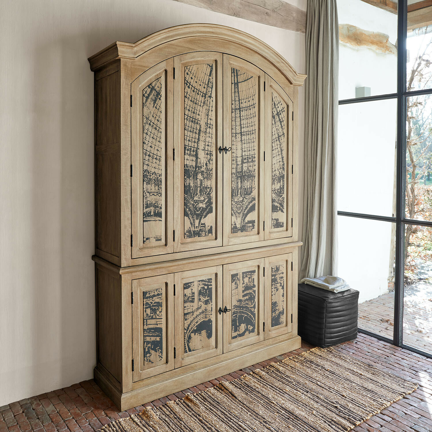 Holzschrank in Beige mit dekorativen Vintage-Paneelen für stilvolle Wohnzimmeraufbewahrung