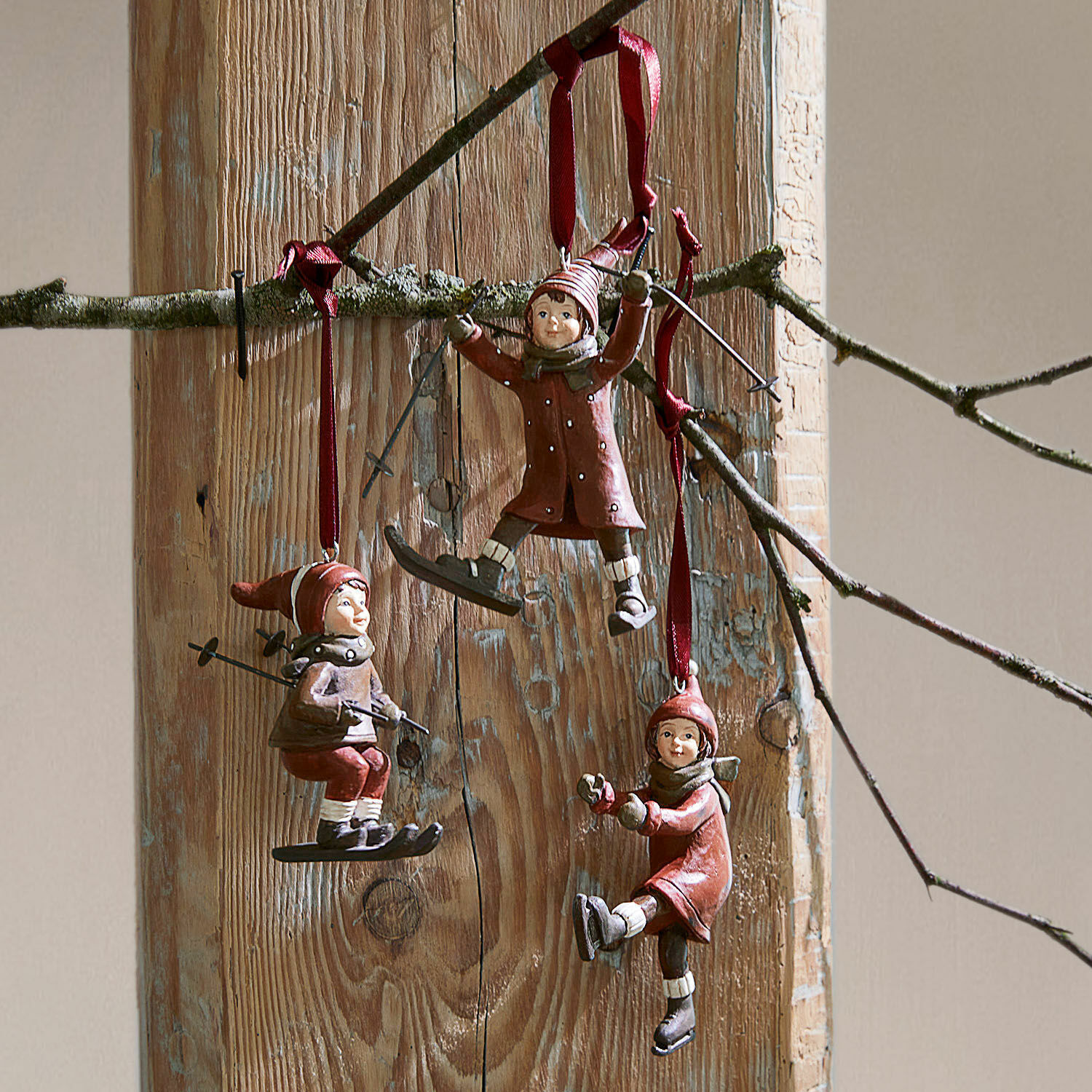 Anhänger 3er Set Bibury Drei rote Anhänger mit Kindern beim Skifahren und Schlittschuhlaufen auf Holz, Winterdekoration