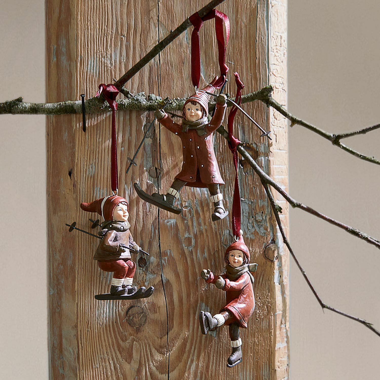 Anhänger 3er Set Bibury Drei rote Anhänger mit Kindern beim Skifahren und Schlittschuhlaufen auf Holz, Winterdekoration