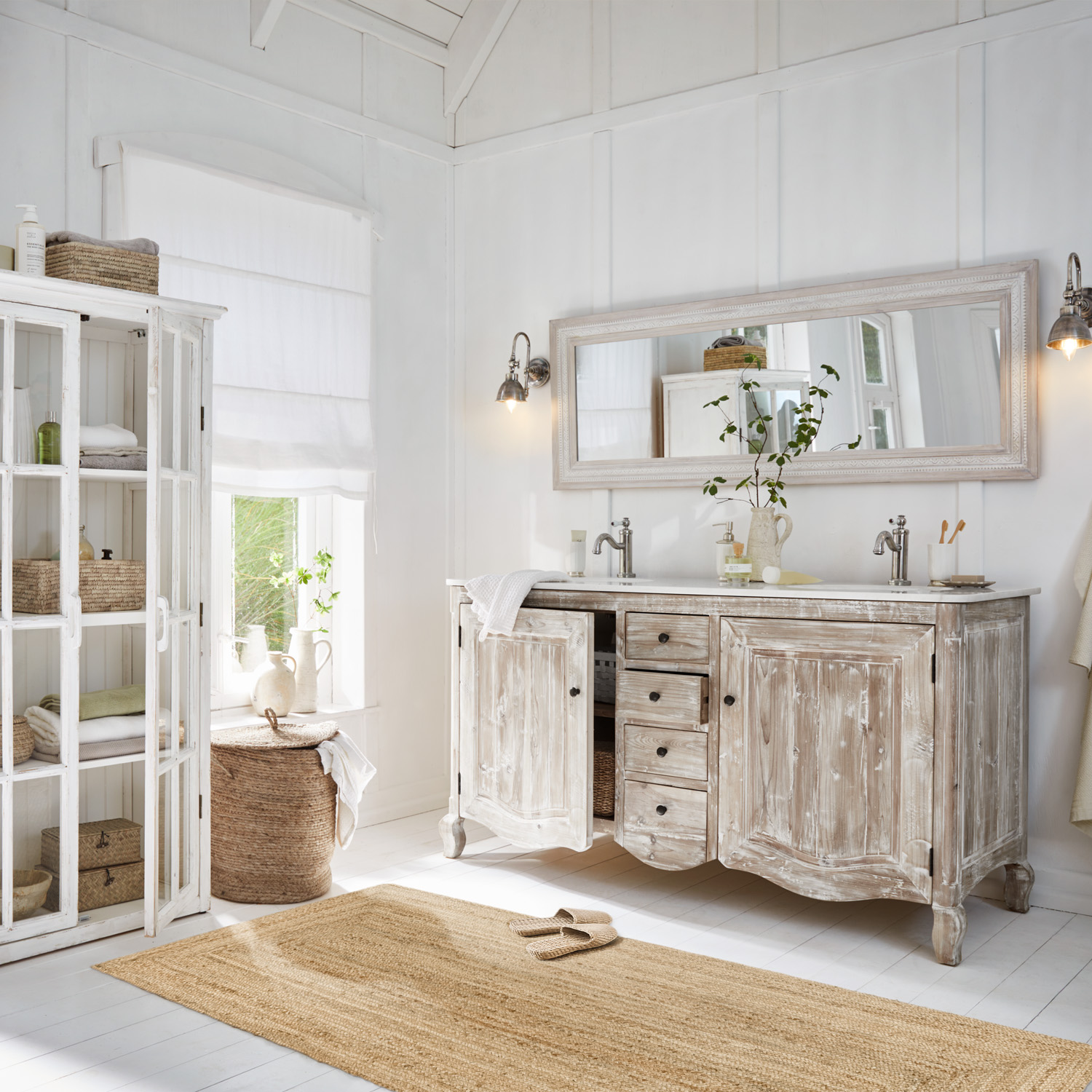 Vintage Holz-Badezimmerschrank mit Doppelwaschbecken und großem Spiegel in hellem Raum