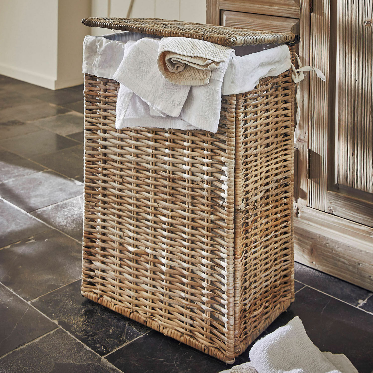 Wäschekorb Marsac Wäschekorb aus natürlichem Rattan mit weissem Innenfutter und Handtüchern, praktisch fürs Badezimmer