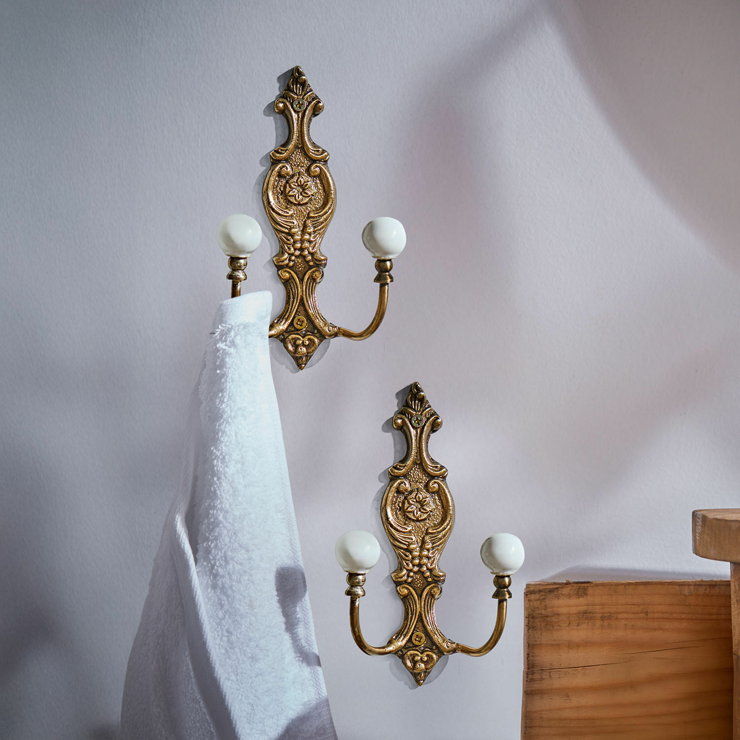 Haken 2er Set Nuvéal Set mit zwei messingfarbenen Wandhaken mit weissen Keramikkugeln und dekorativem Muster