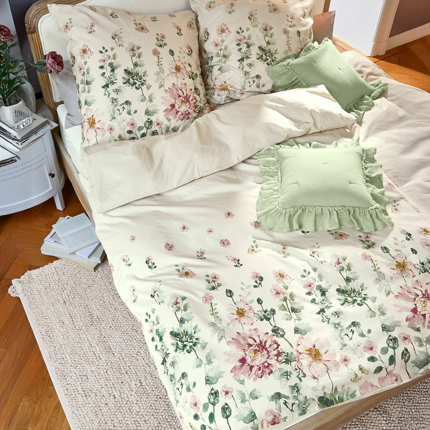 Bettwäsche Brinalie Baumwoll-Bettwäsche in Creme mit floralem Muster und grünen Dekokissen für ein gemütliches Schlafzimmer
