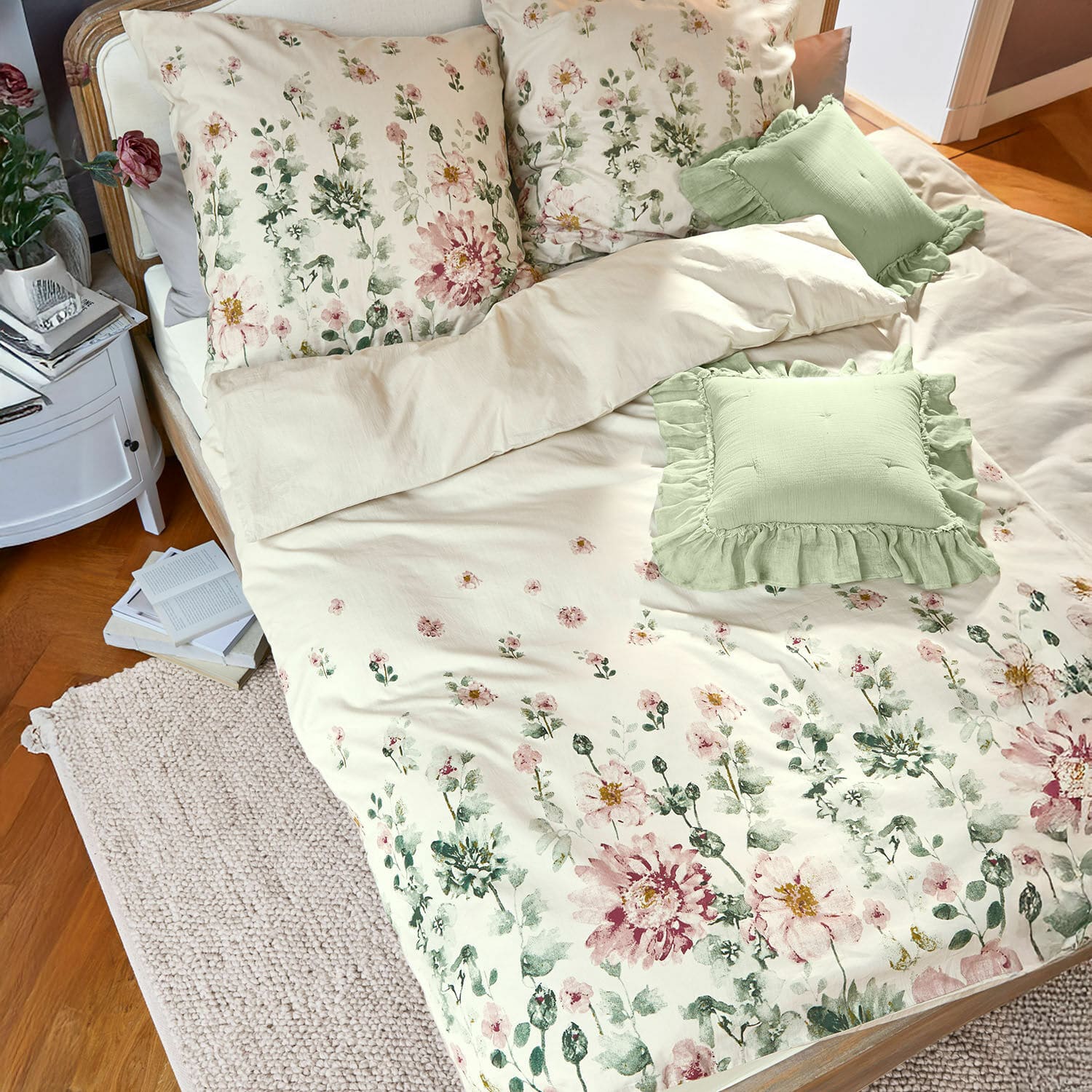 Bettwäsche Brinalie Baumwoll-Bettwäsche in Creme mit floralem Muster und grünen Dekokissen für ein gemütliches Schlafzimmer