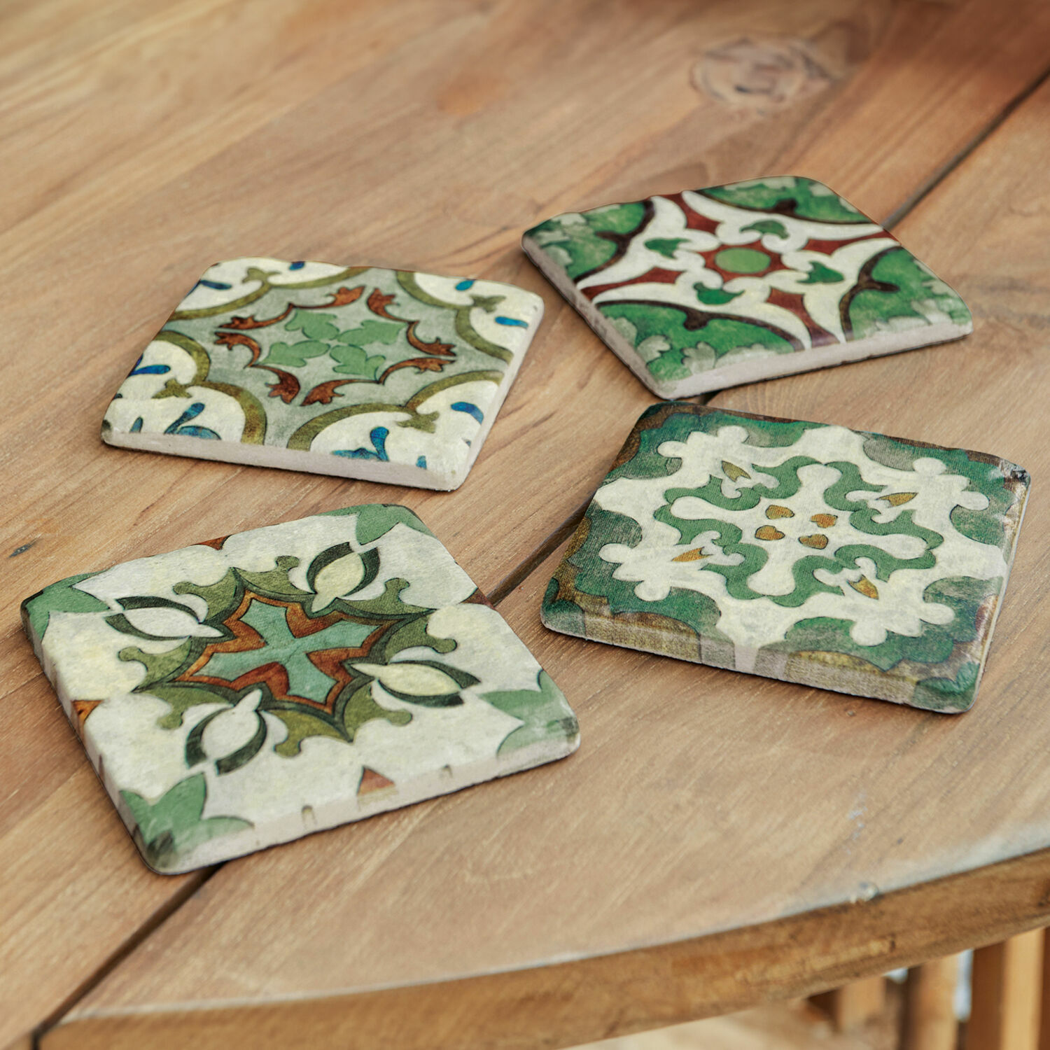 Untersetzer 4er Set Angeot Keramikuntersetzer mit grün-braunem Muster auf Holztisch, dekorative Wohnaccessoires