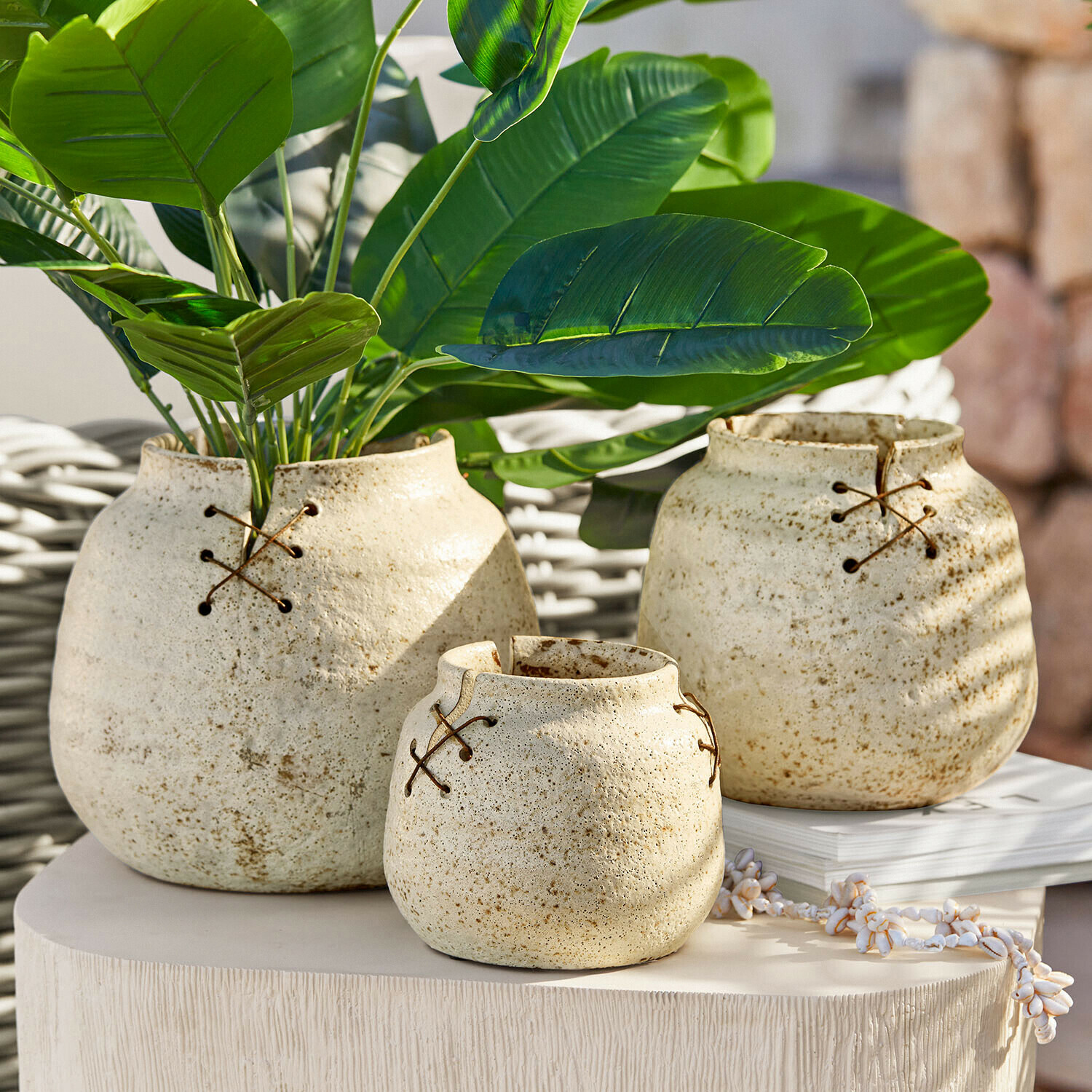Set mit drei cremefarbenen Keramikvasen mit dekorativer Schnürung, elegante Wohnaccessoires