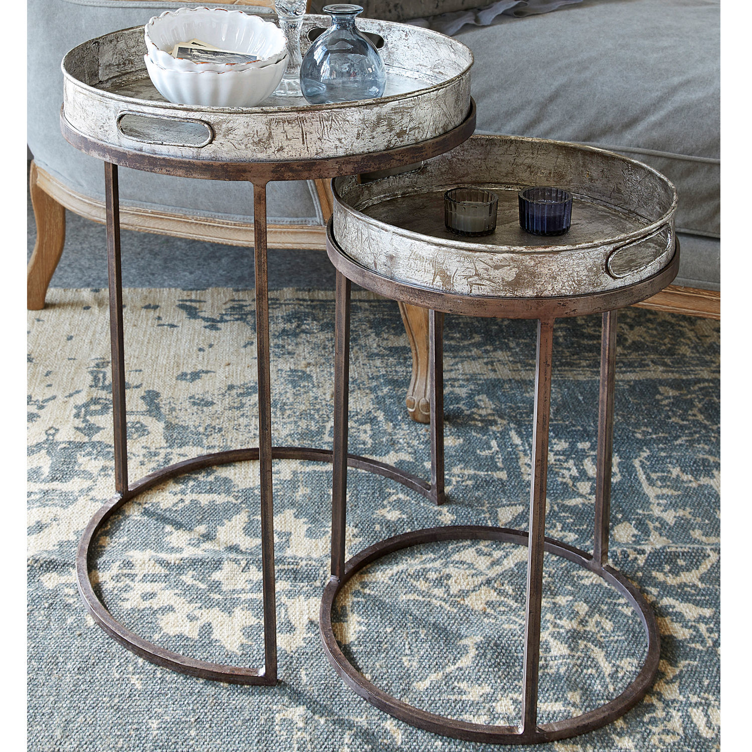 Beistelltisch 2er Set Saint Mark Zwei runde Beistelltische mit Metallgestell und silbernen Tabletts auf dem Teppich im Wohnzimmer