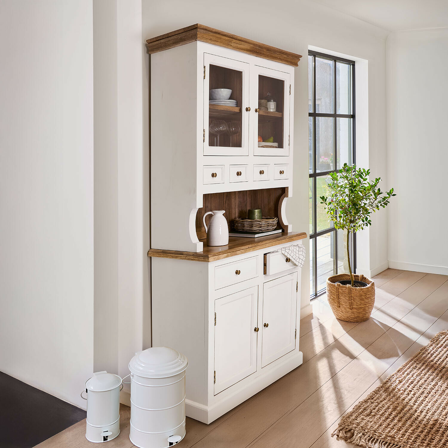 Schrank Kenwick Weißer Holzbuffet mit natürlicher Arbeitsplatte und Glastüren in hellem, sonnigem Raum