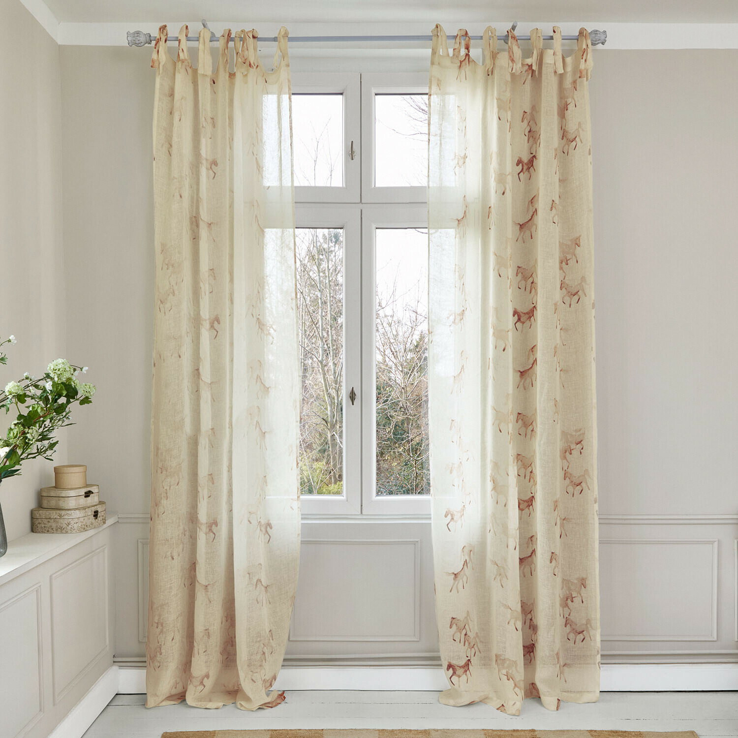 Gardine Windermay Beige, leichte Vorhänge mit Pferdemotiv aus Naturmaterial, elegante Fensterdekoration fürs Wohnzimmer