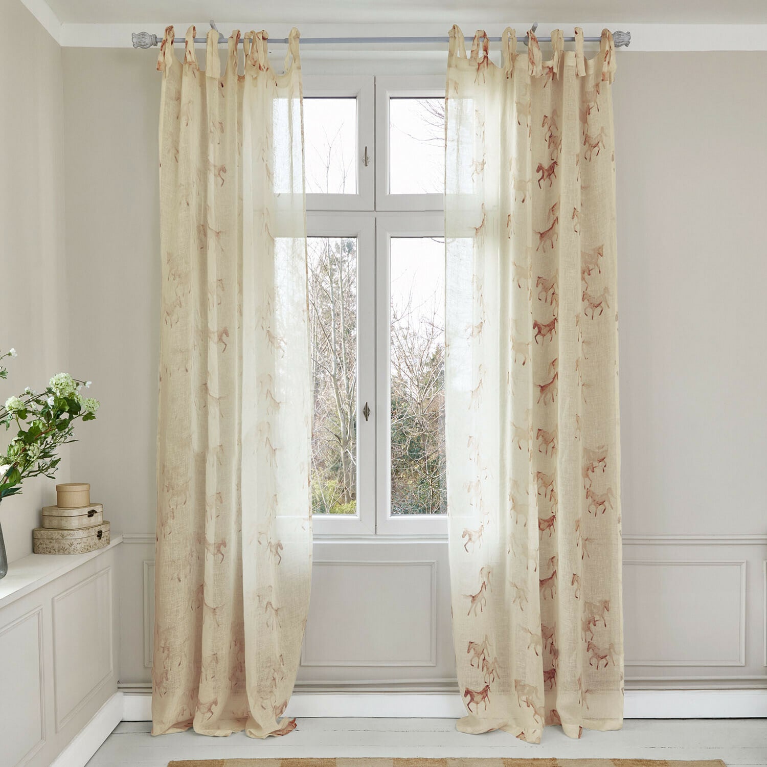 Gardine Windermay Beige, leichte Vorhänge mit Pferdemotiv aus Naturmaterial, elegante Fensterdekoration fürs Wohnzimmer