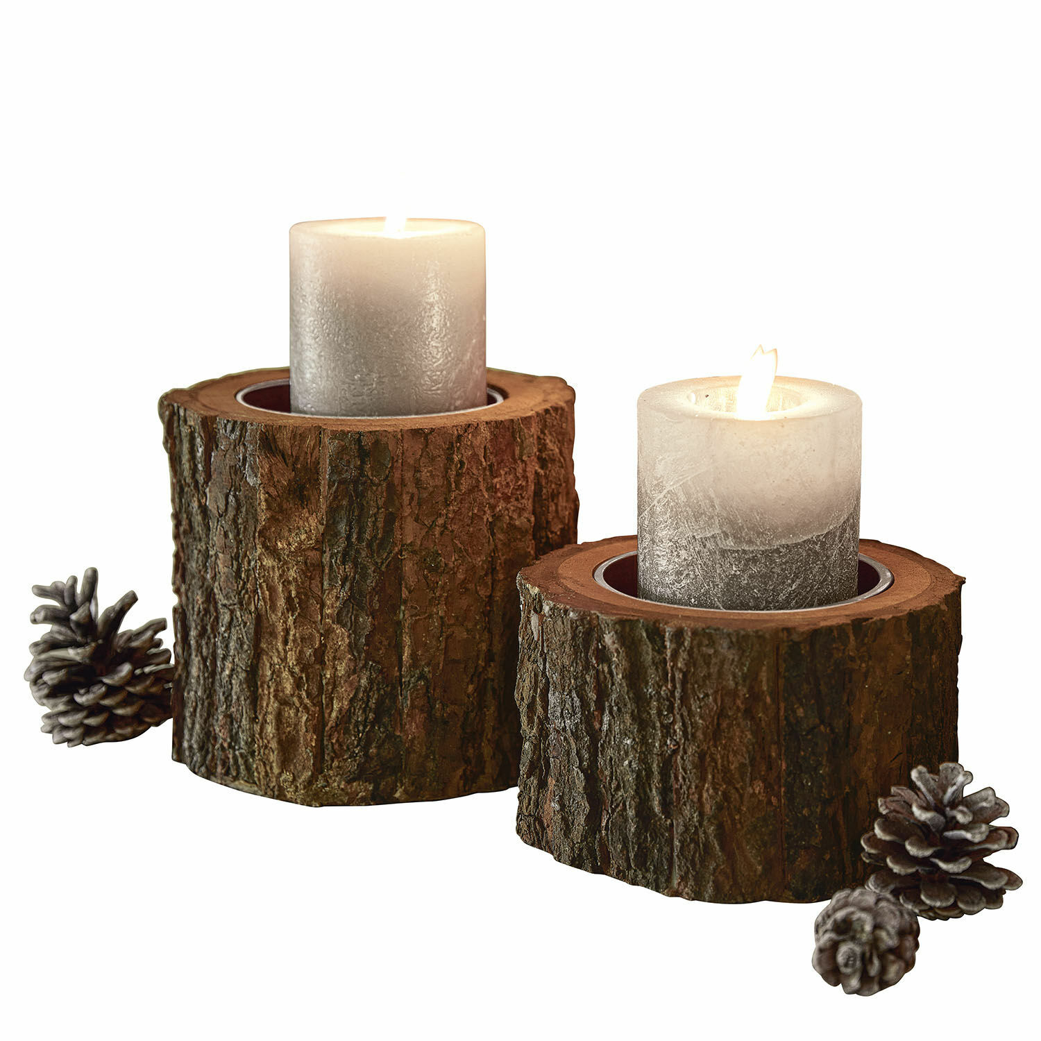 Kerzenständer 2er Set Raymond Zwei Kerzenhalter aus Naturholz mit grauen Kerzen und Kiefernzapfen, rustikale Wohnraumdekoration
