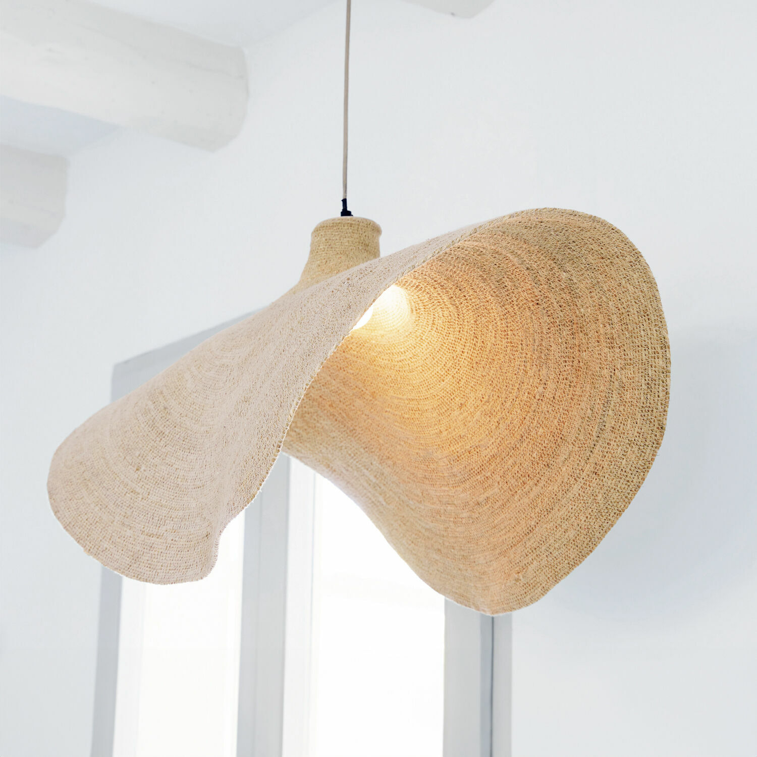 Hängelampe Thaon Hängelampe aus naturbelassenem beigem Material mit wellenförmigem Design für moderne Räume