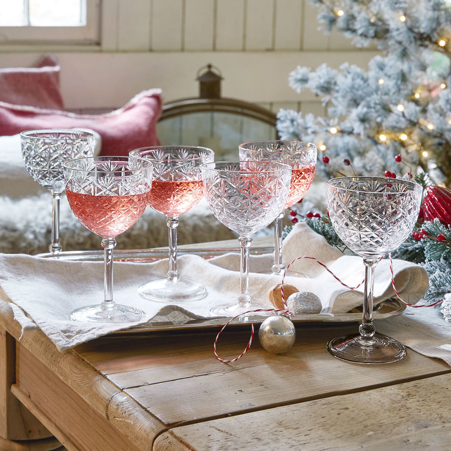 Sektglas 6er Set Olite Sechsteiliges Kristall-Weinglas-Set mit Muster, teilweise mit Roséwein gefüllt, festliche Dekoration