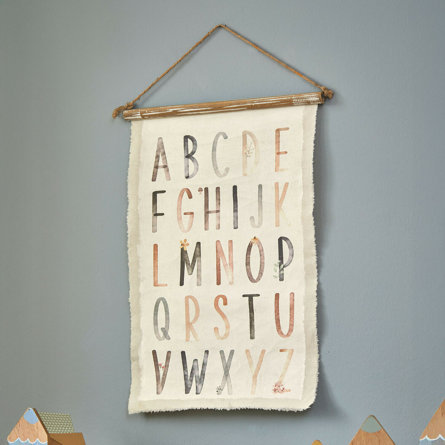 Wandbehang mit Alphabet in Pastellfarben auf Baumwollstoff für Kinderzimmerdeko