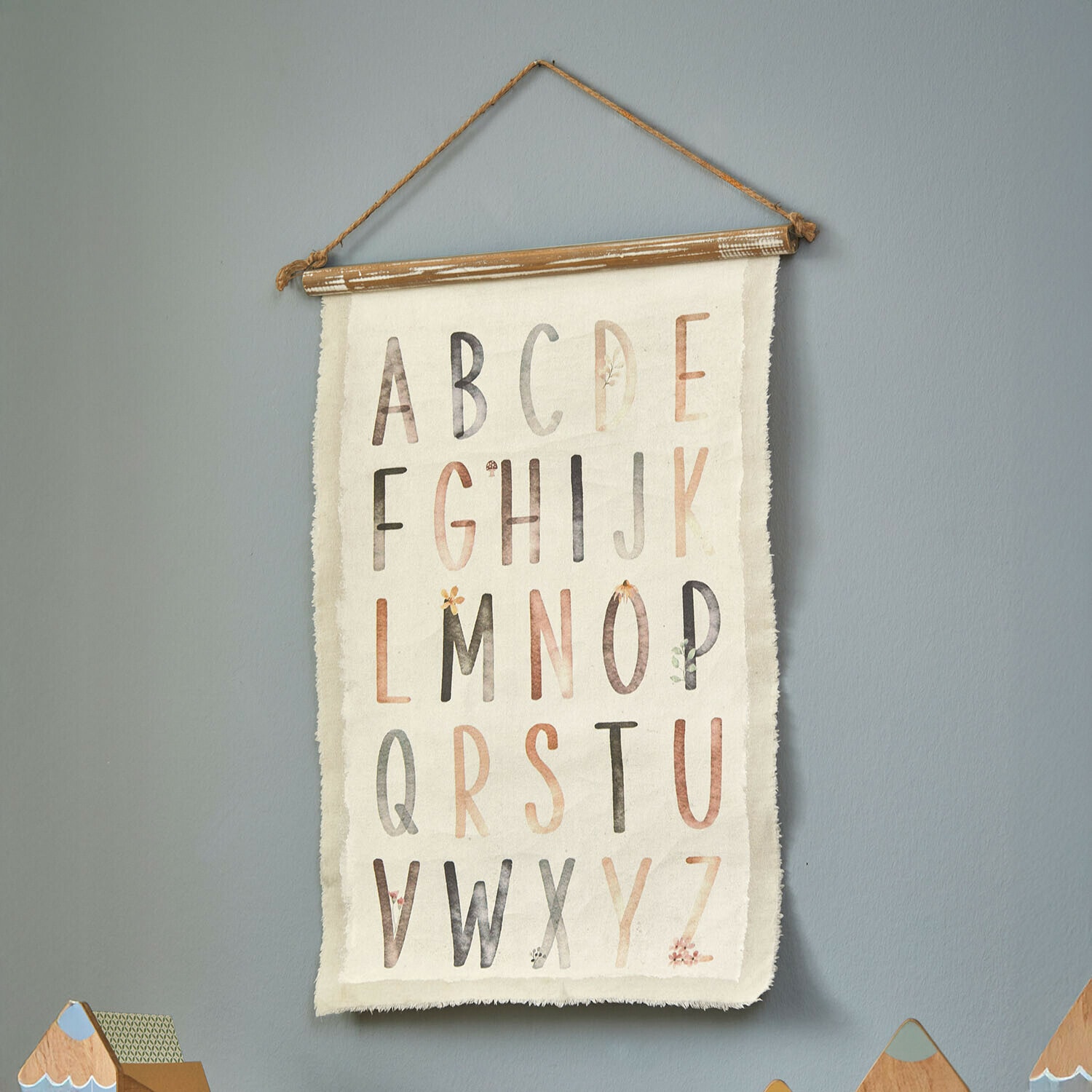 Bild Garélie Wandbehang mit Alphabet in Pastellfarben auf Baumwollstoff für Kinderzimmerdeko