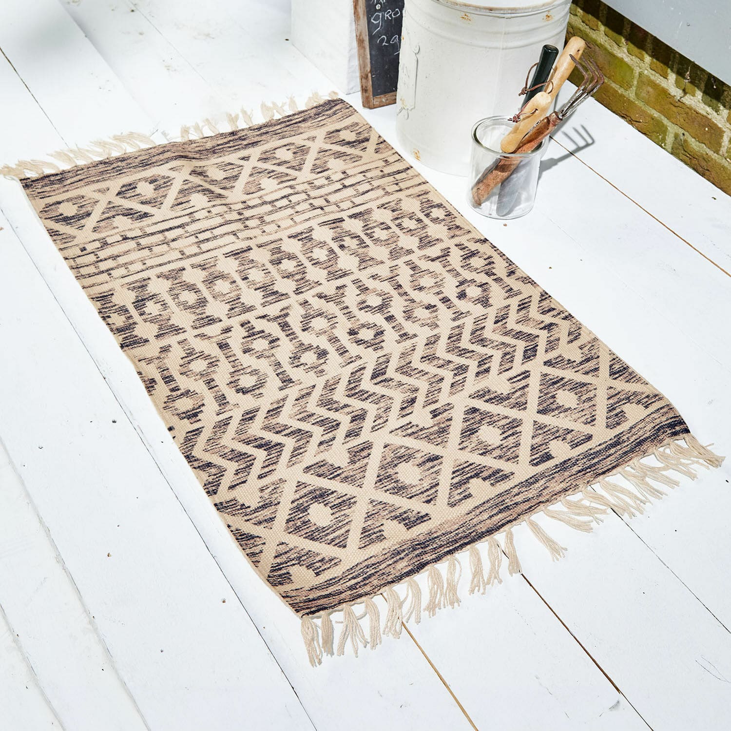 In- & Outdoor-Fussmatte Champigny Beiger Teppich mit geometrischem Muster und Fransen auf weissem Boden, Wohnaccessoire