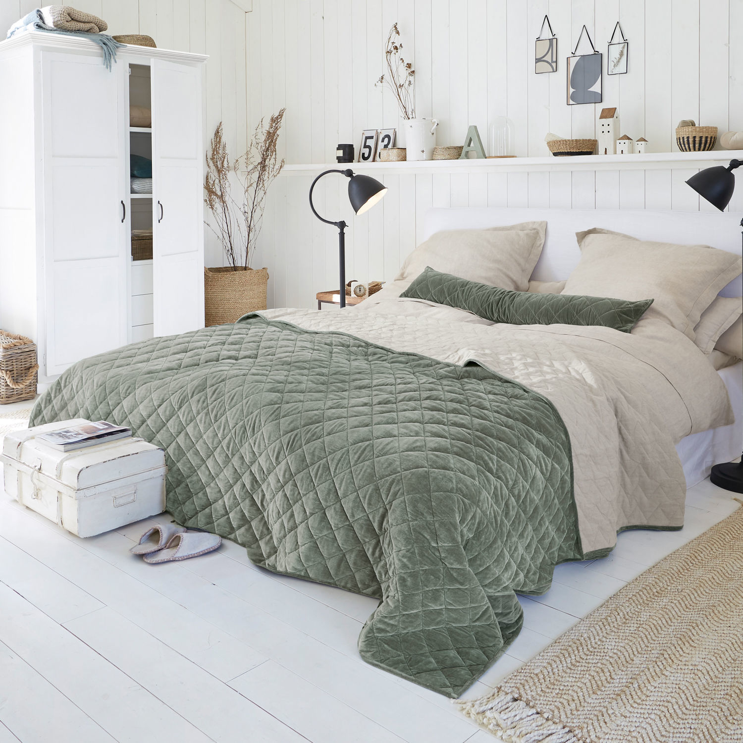 Quilt Verdier Gemütliches Schlafzimmer mit gesteppter grün-beiger Tagesdecke aus Naturmaterialien auf dem Bett.