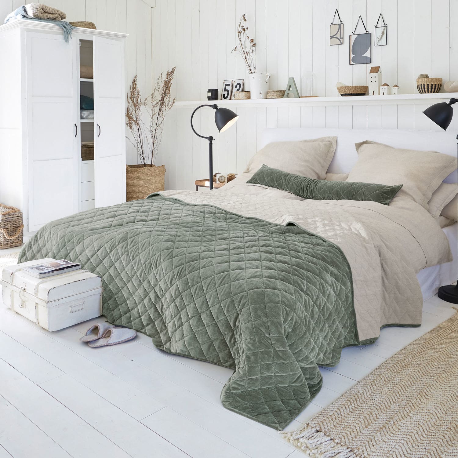Quilt Verdier Gemütliches Schlafzimmer mit gesteppter grün-beiger Tagesdecke aus Naturmaterialien auf dem Bett.