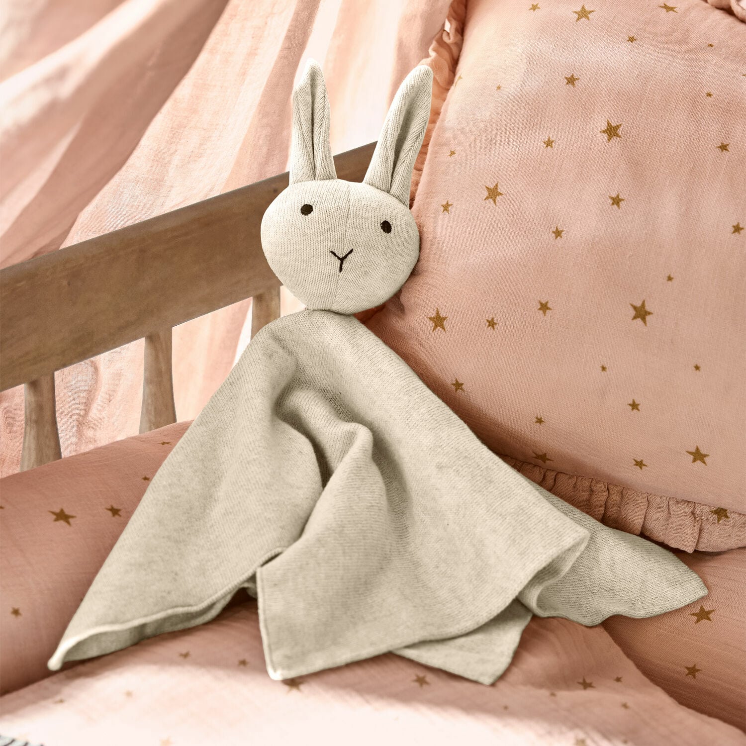 Stofftier Lumiou Weiches graues Stoff-Kuscheltier Hase auf rosa Bettwäsche mit Sternen, Kinderzimmerdekoration