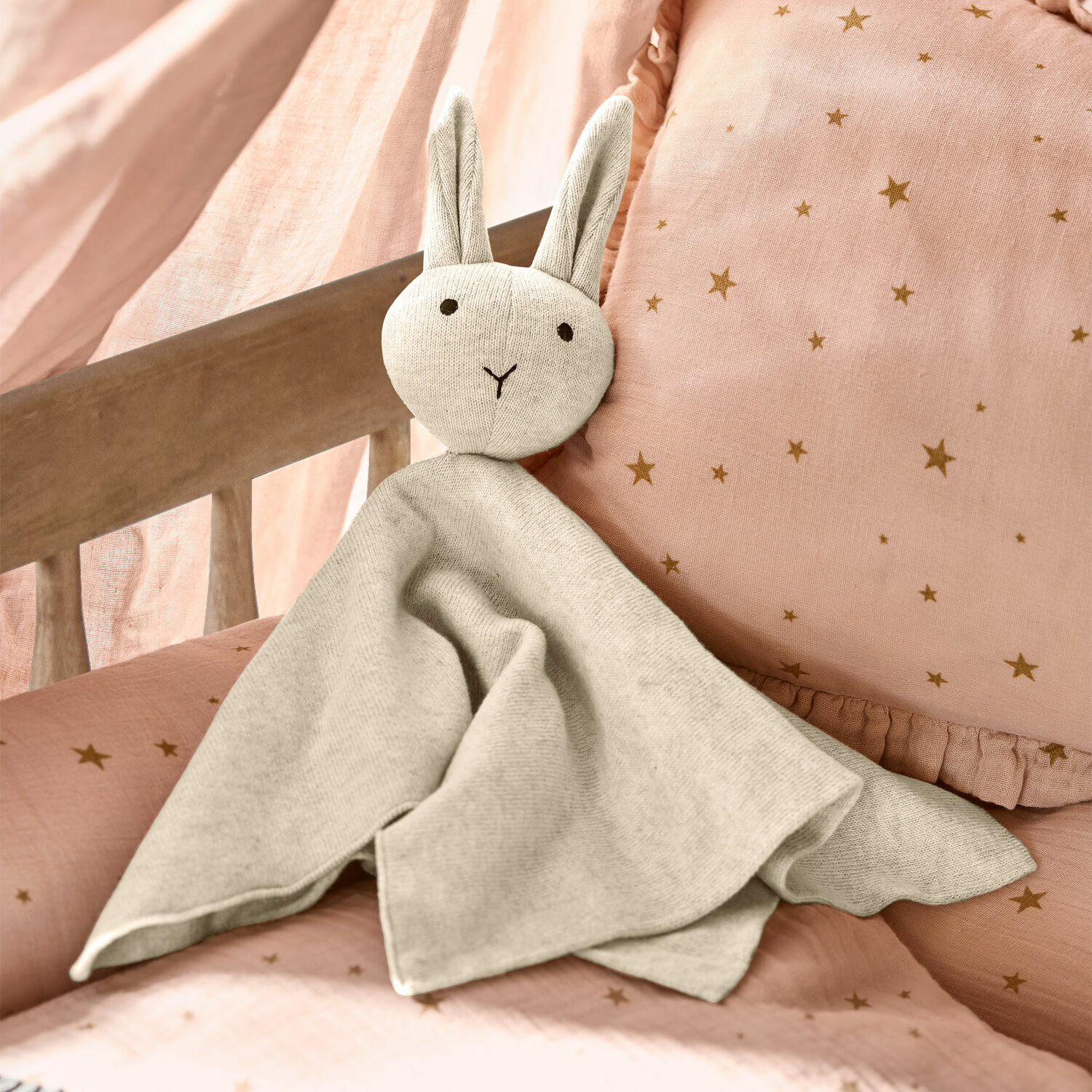 Stofftier Lumiou Weiches graues Stoff-Kuscheltier Hase auf rosa Bettwäsche mit Sternen, Kinderzimmerdekoration