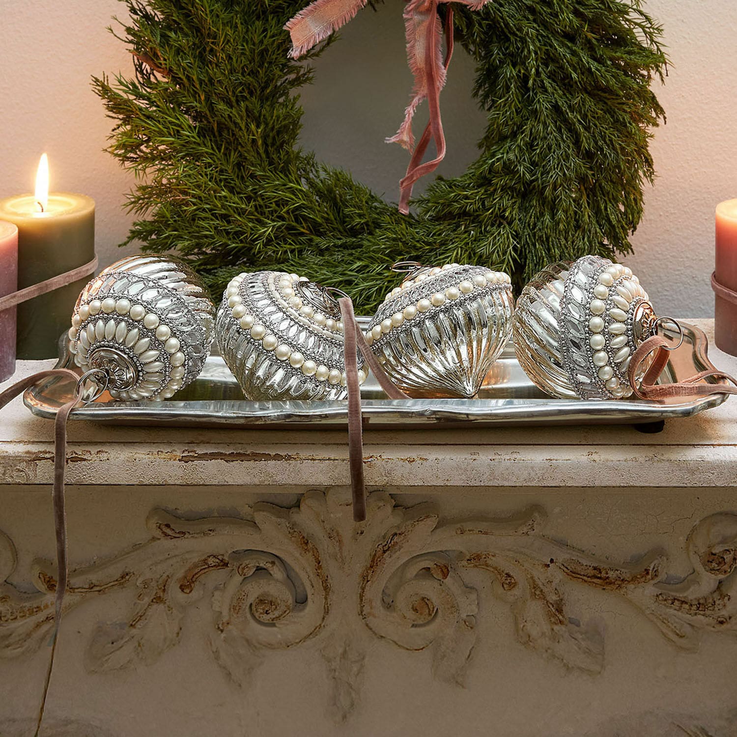 Weihnachtskugel 4er Set Savonelles Silberne Christbaumkugeln mit Perlendekor auf Tablett, festliche Dekoration mit grünem Kranz