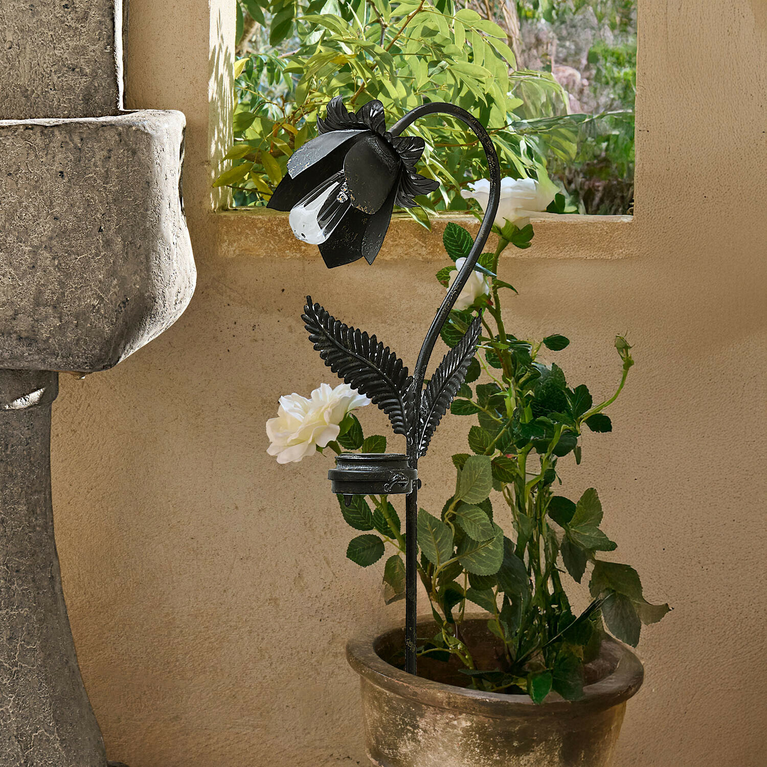 Solar-Laterne Velthor Schwarze Metall-Gartenlampe in Blumenform mit klarem Leuchtmittel, dekorativ für Topfpflanzen