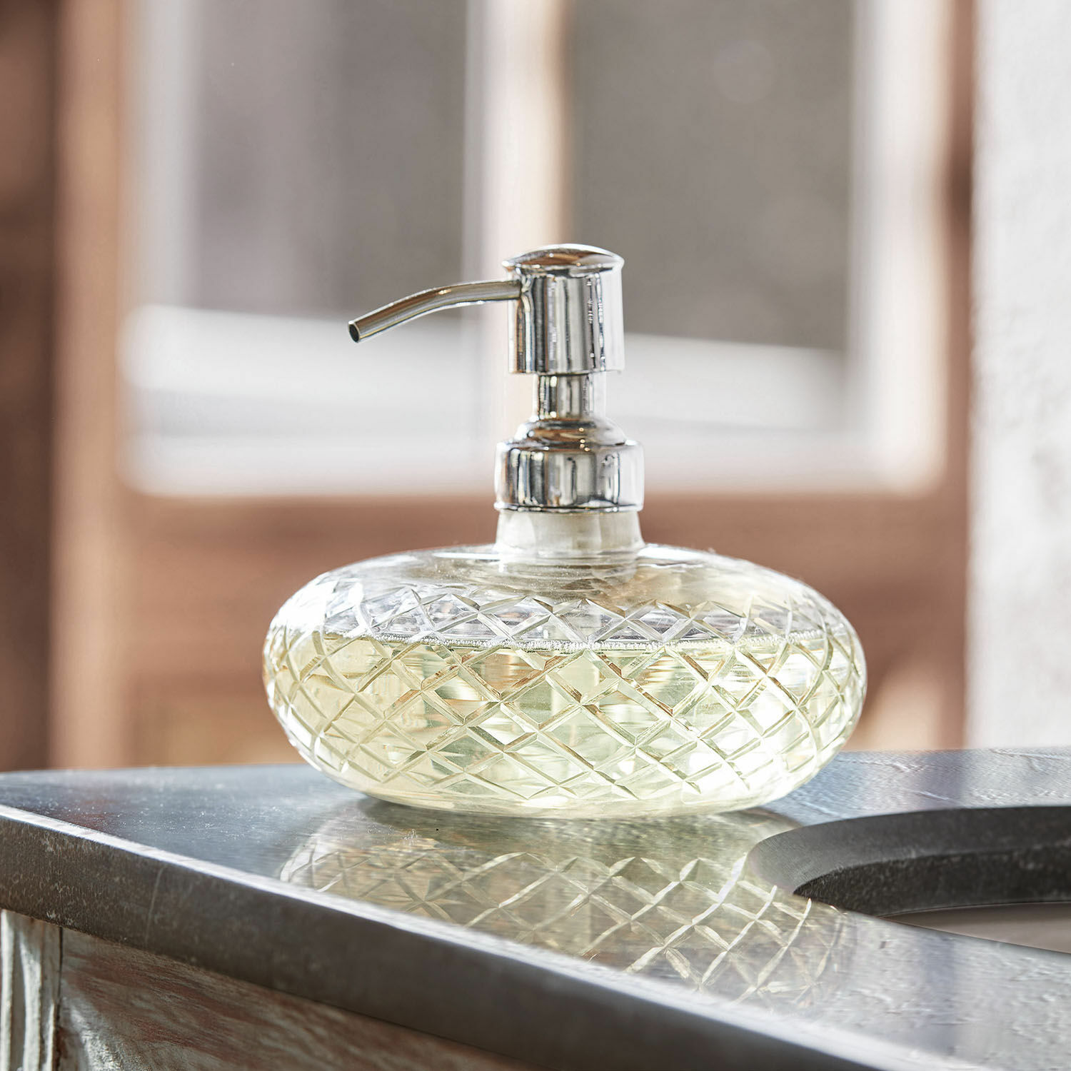Seifenspender Cullen Glas-Seifenspender mit Metallpumpe auf dem Waschbecken, transparent mit gelblicher Flüssigkeit