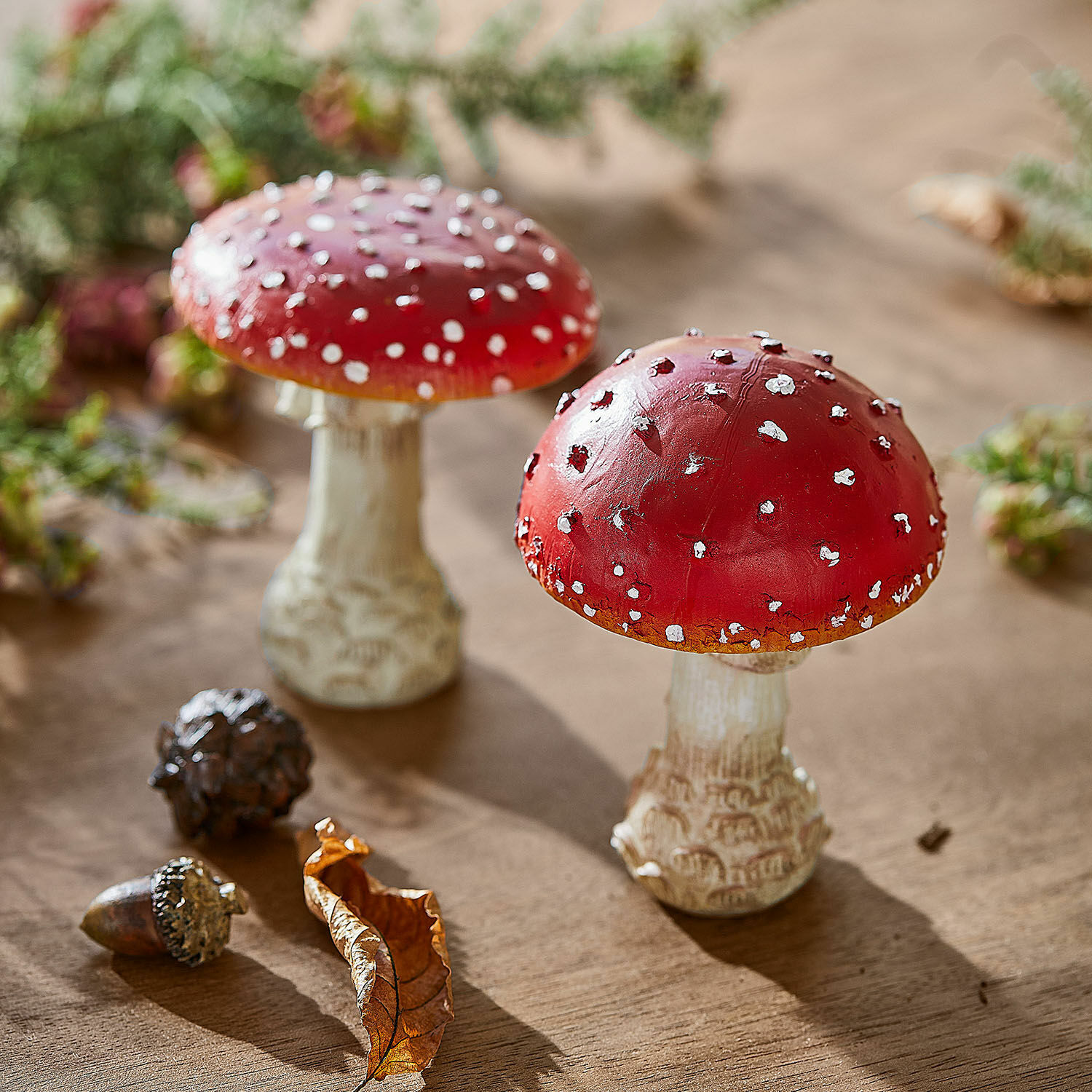Deko-Pilz 2er Set Quintelle Dekorative rote Pilze mit weissen Punkten auf Holztisch mit Blatt und Eichel