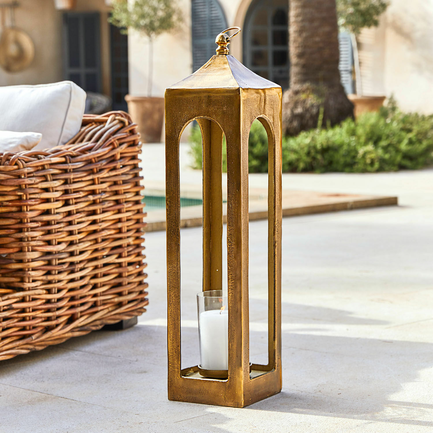 Laterne Andris Goldene Metalllaterne mit weisser Kerze, Gartendekoration für Terrasse oder Patio