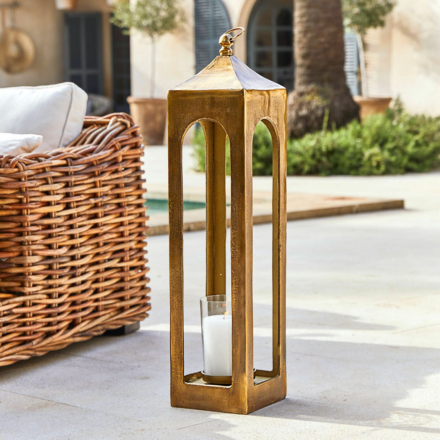 Laterne Andris Goldene Metalllaterne mit weisser Kerze, Gartendekoration für Terrasse oder Patio