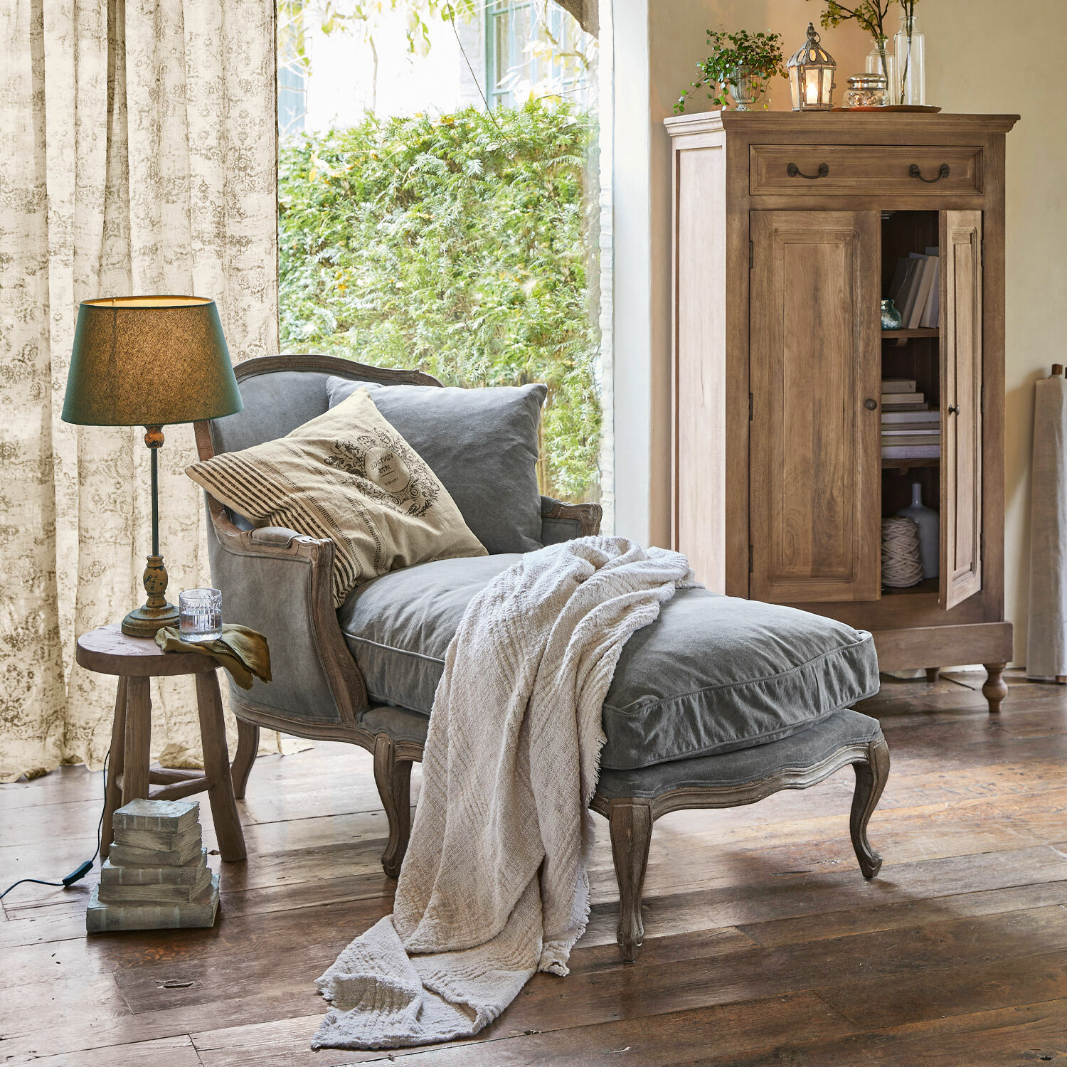 Chaiselongue Muel Grau gepolsterte Chaiselongue mit Holzrahmen und beiger Decke im rustikalen Wohnzimmer