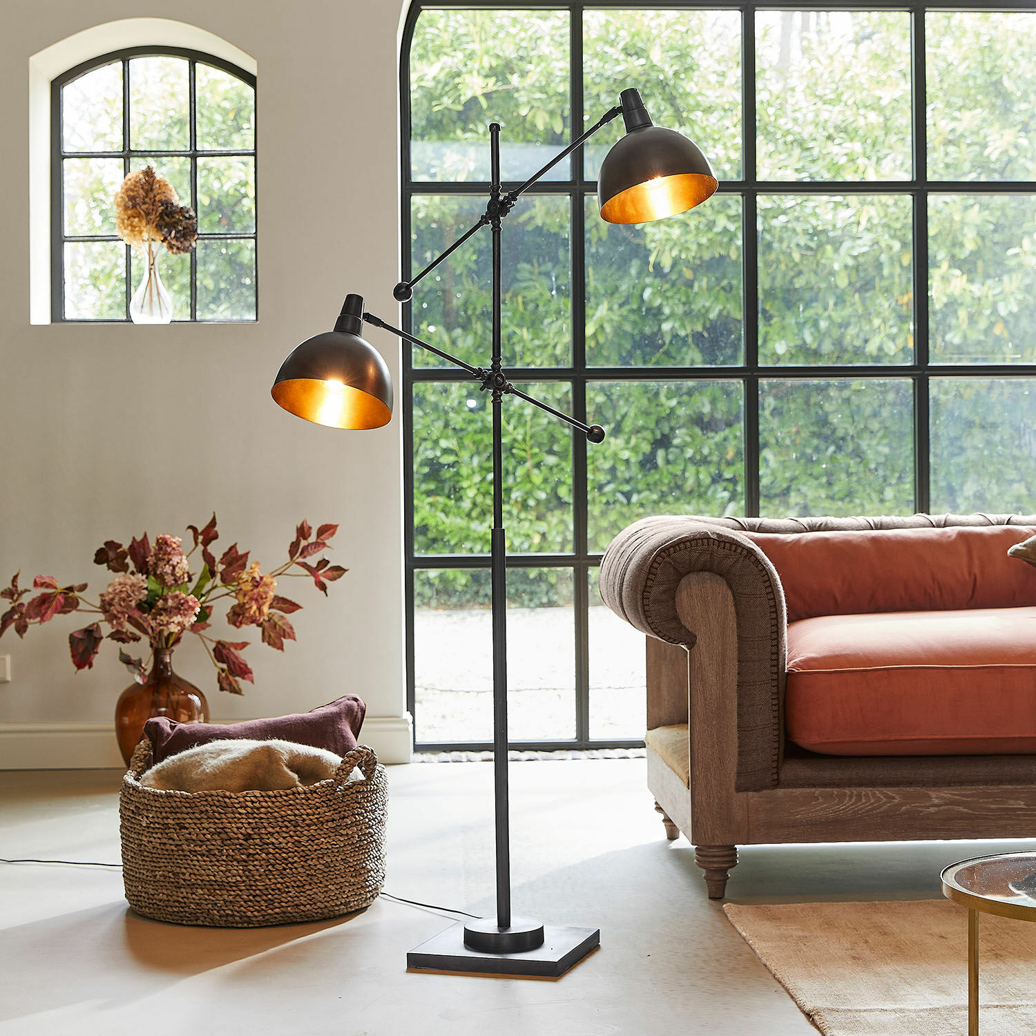 Stehlampe Charmoire Schwarze Metall-Stehlampe mit zwei verstellbaren Schirmen im modernen Wohnzimmer mit orangefarbenem Sofa