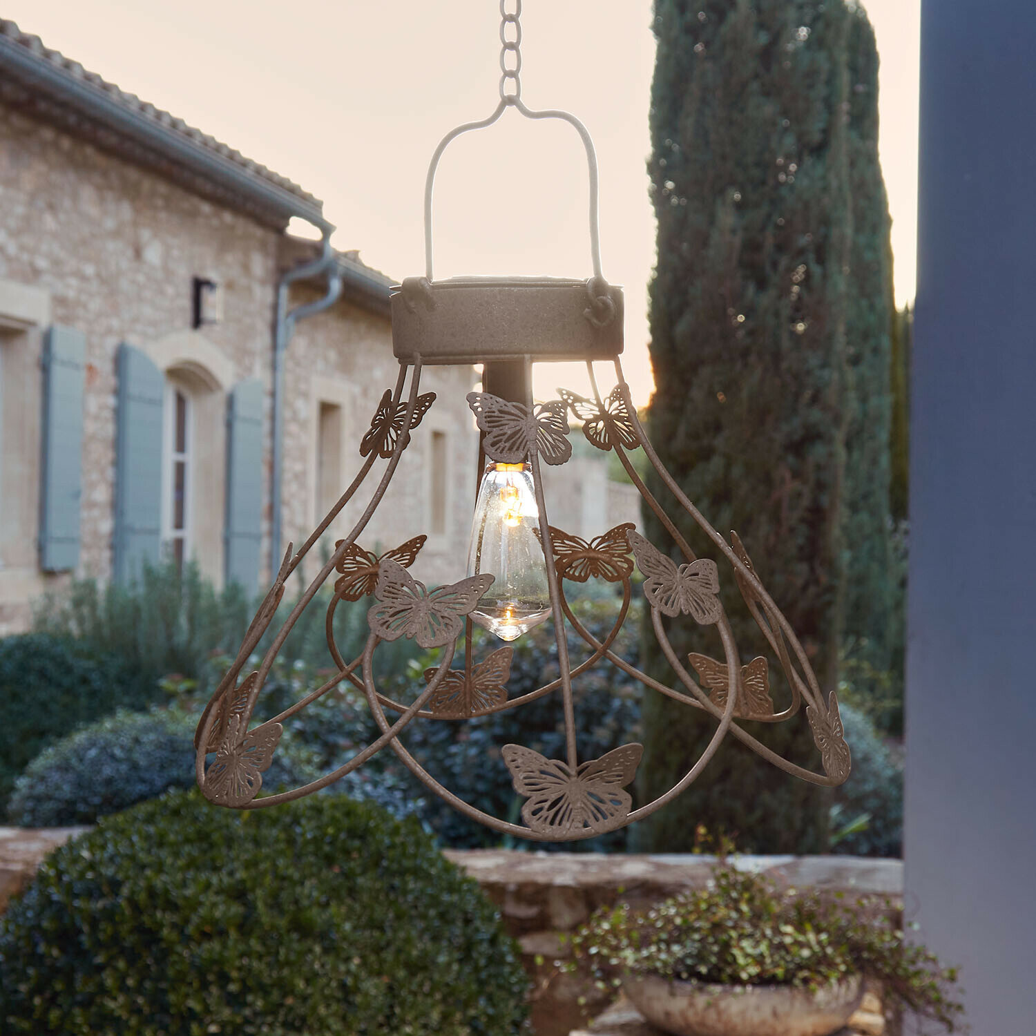 Solar-Laterne Pavrelle Hängelampe aus rostigem Metall mit Schmetterlingen, dekorative Gartenbeleuchtung mit LED-Glühbirne