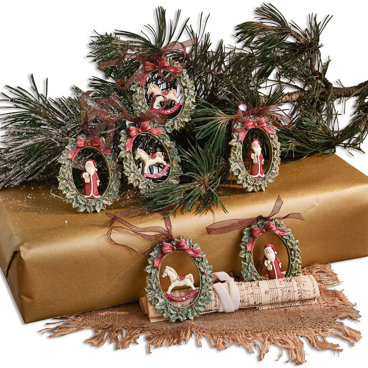 Anhänger 6er Set Chaignes Set Weihnachtsanhänger mit grünen Kränzen, Weihnachtsmann- und Schaukelpferdfiguren für festliche Dekoration