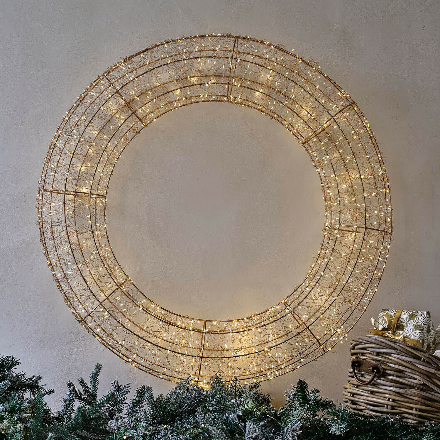 LED-Kranz Raviyah Runder Deko-Kranz aus goldenem Metallgeflecht mit warmweißen LED-Lichtern für Weihnachtsdeko