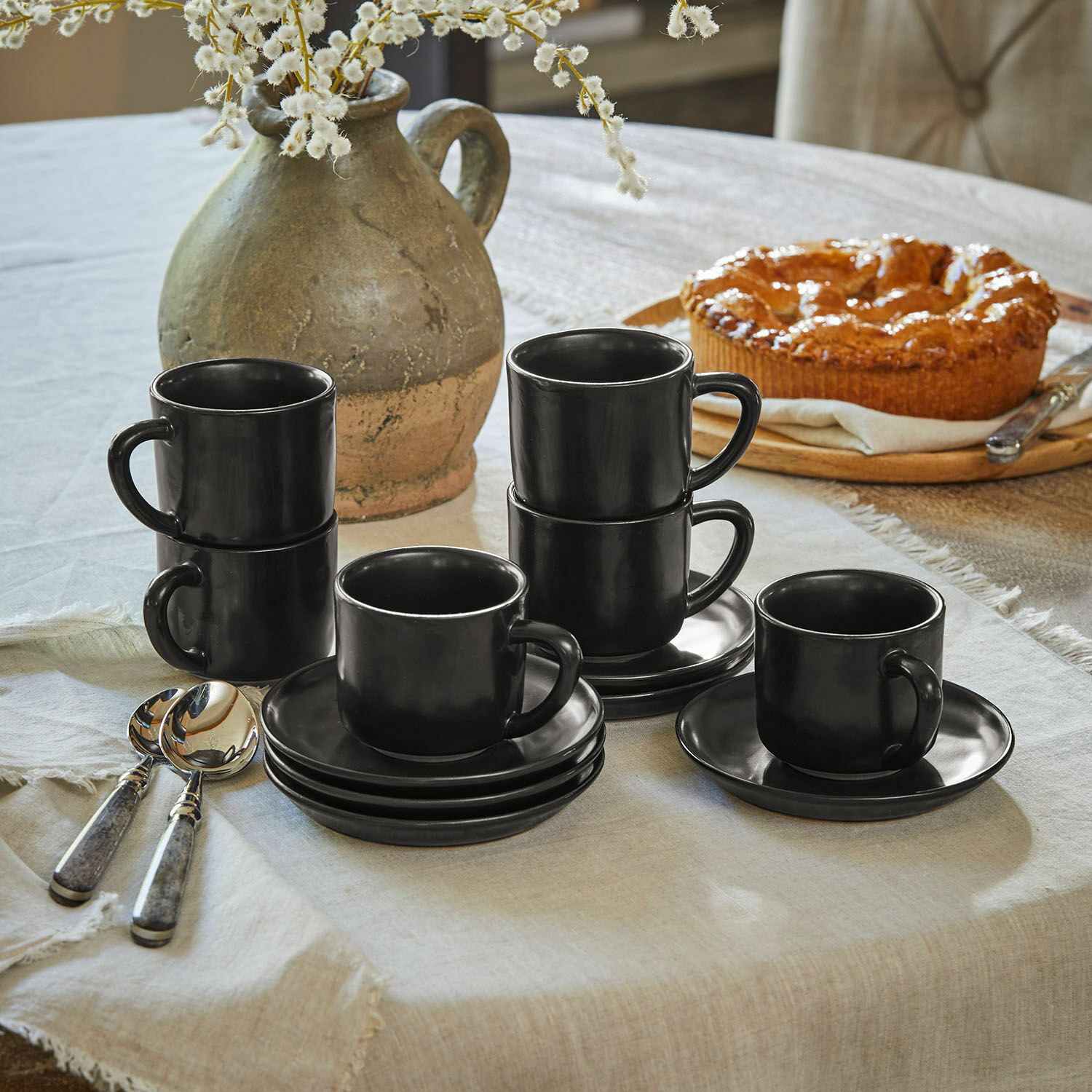 Tasse mit Untertasse 6er Set Biarré Set aus schwarzen Keramiktassen mit Untertassen auf Holztablett für Kaffee und Tee
