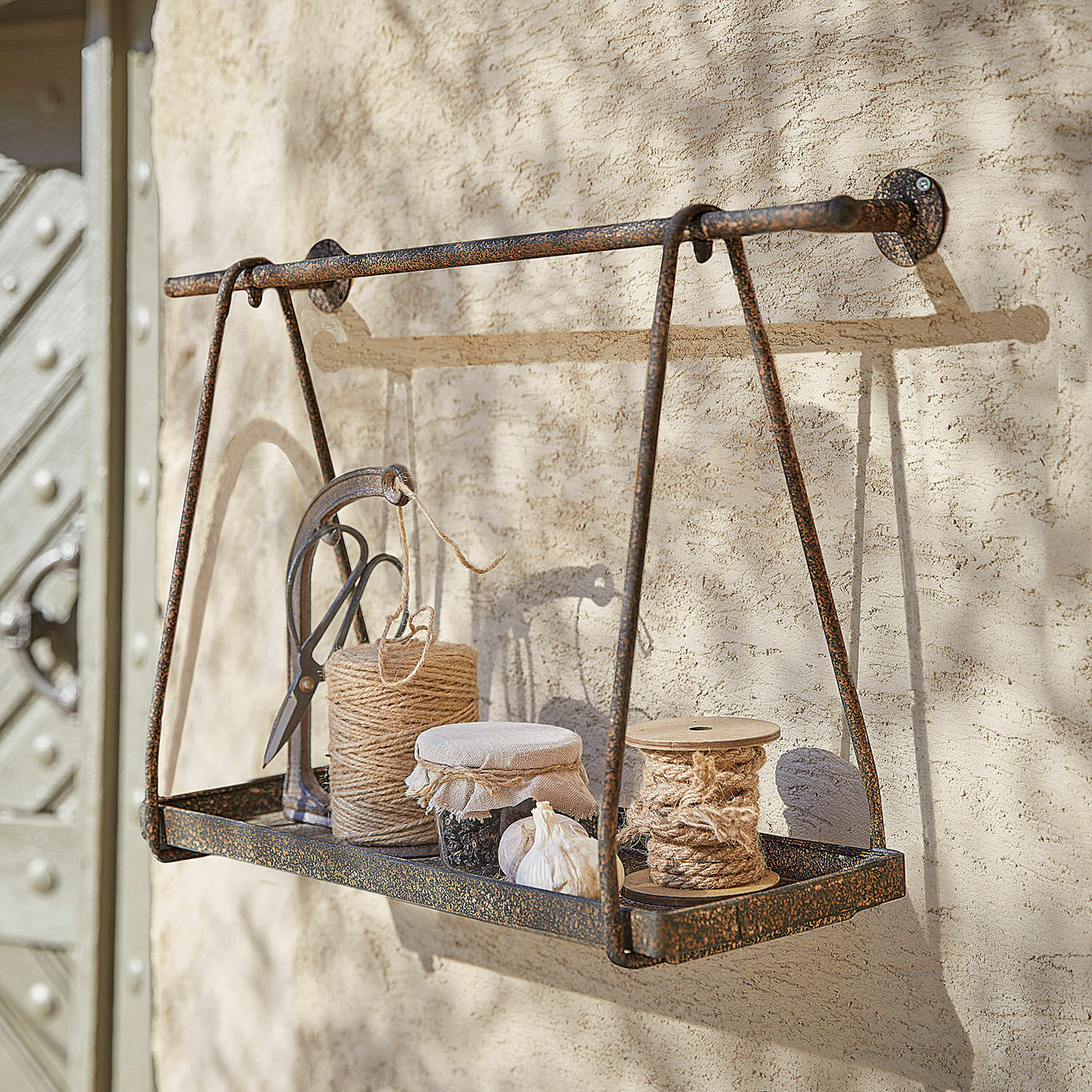 Wandregal aus Metall im Vintage-Stil mit Werkzeugen und Schnur zur Aufbewahrung und Dekoration