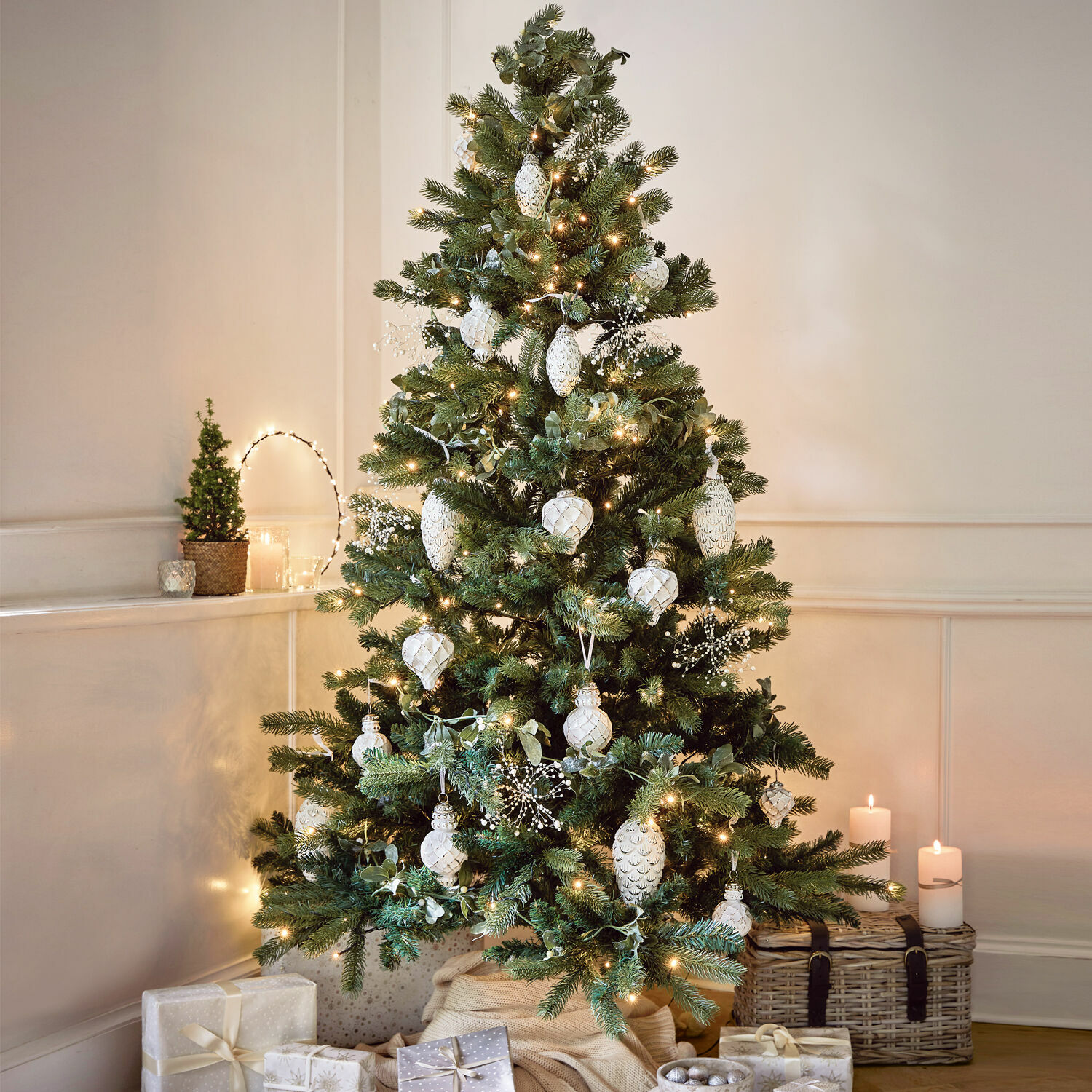 Weihnachtsbaum Helford Grüner Weihnachtsbaum mit weissen Kugeln und warmen Lichterketten, festliche Dekoration mit Geschenken