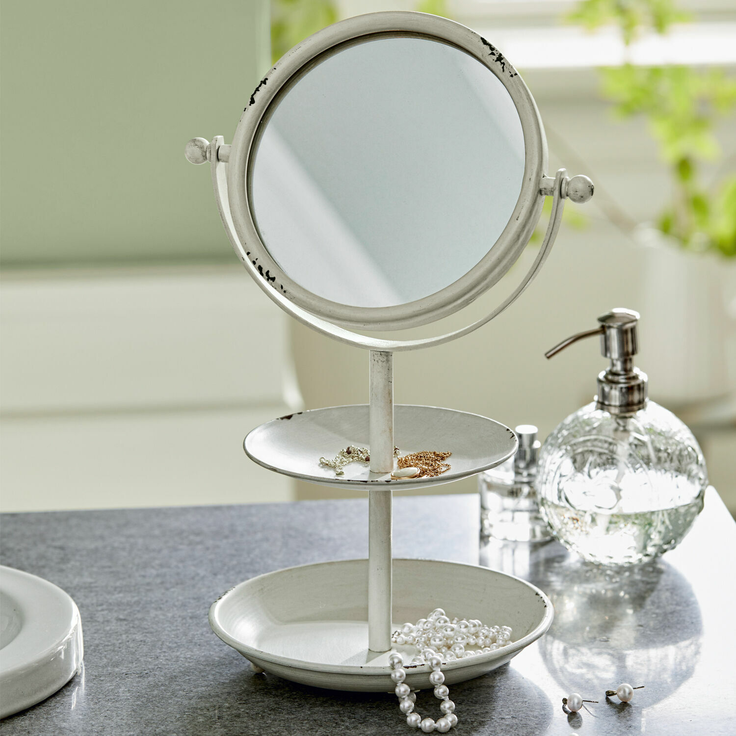 Kosmetikspiegel Elsa Weisser Metall-Standspiegel mit zwei Ablagen für Schmuck, ideal für das Badezimmer oder den Schminktisch