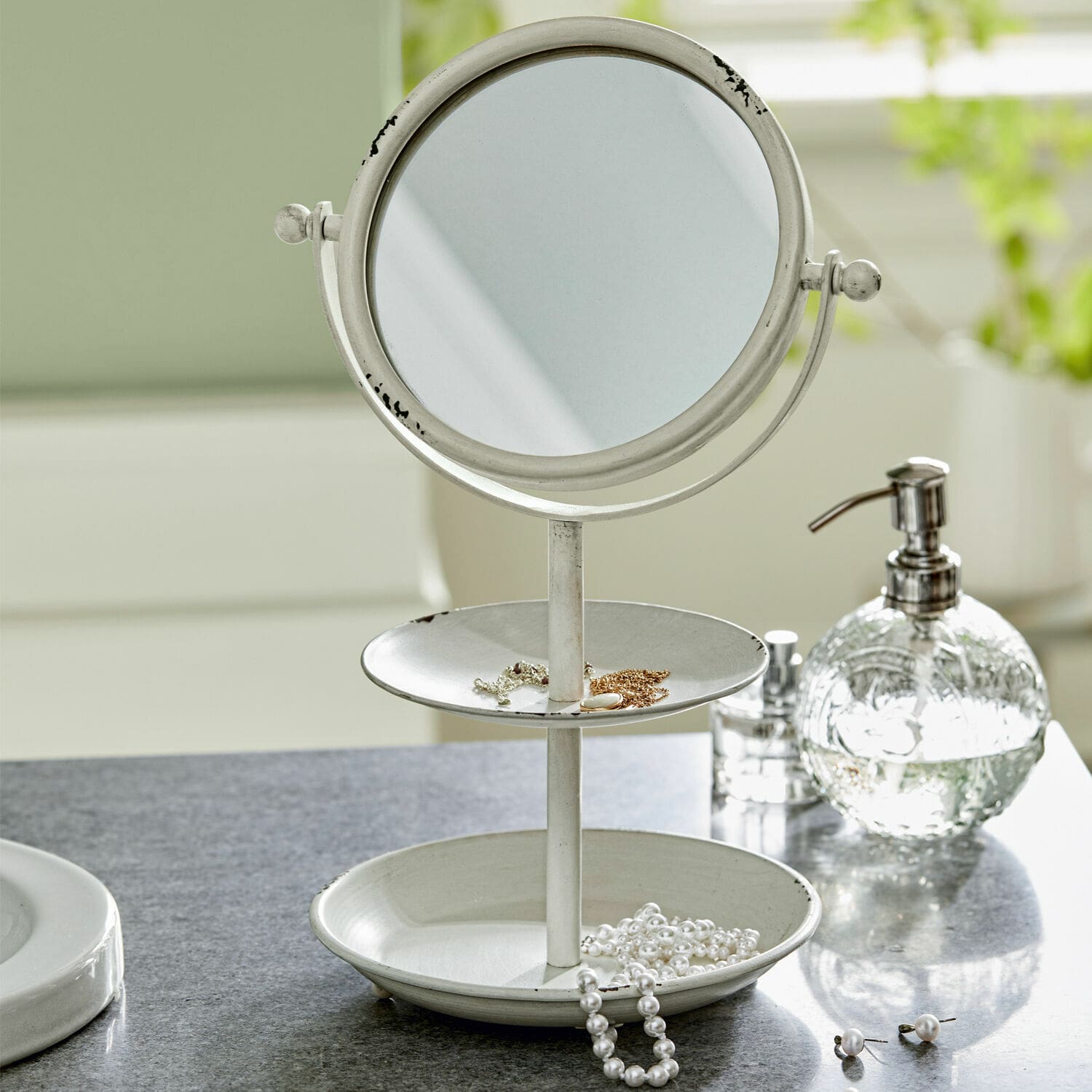 Kosmetikspiegel Elsa Weisser Metall-Standspiegel mit zwei Ablagen für Schmuck, ideal für das Badezimmer oder den Schminktisch