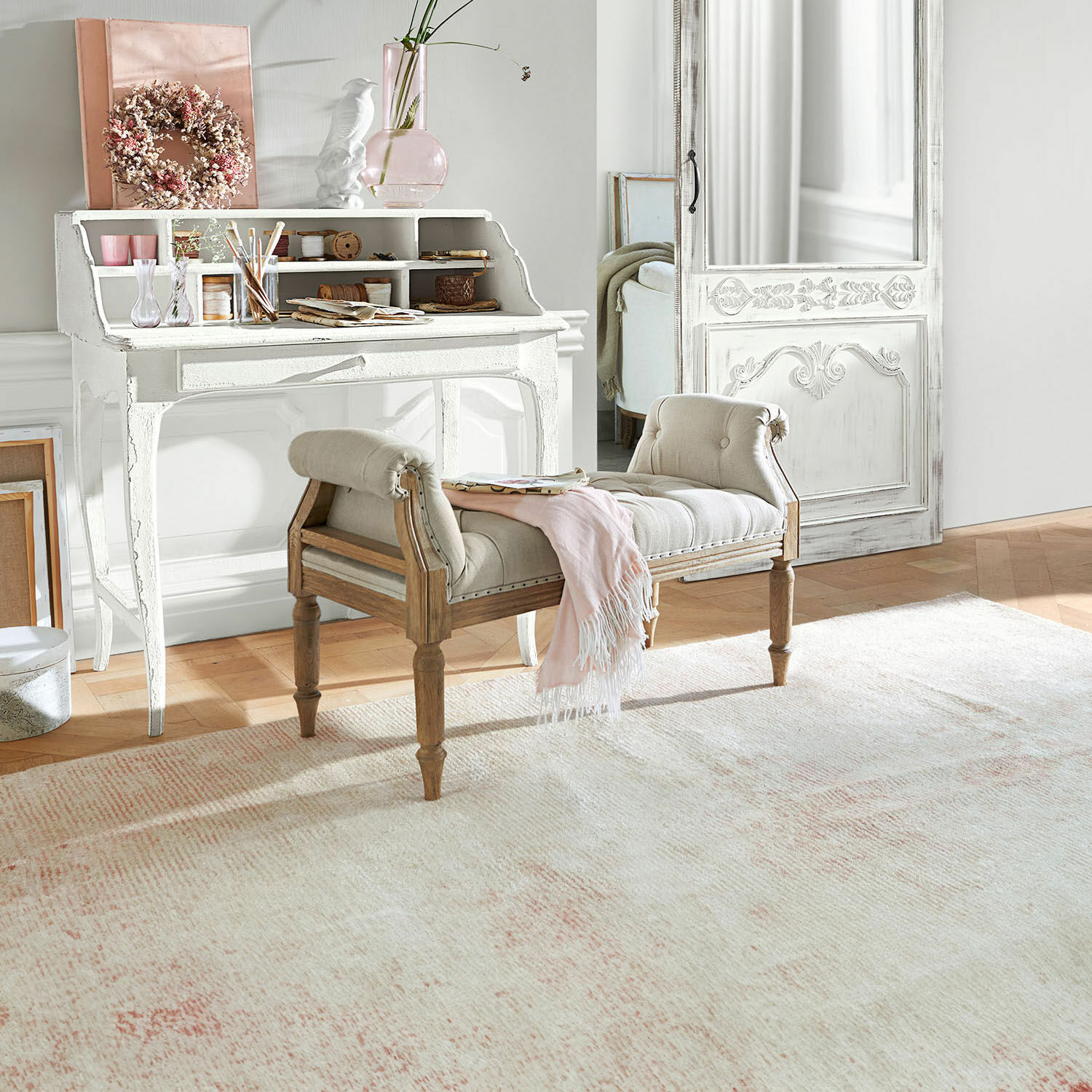 Bank Griveta Beige gepolsterte Bank aus hellem Holz in hellem Raum mit Teppich und antikem Sekretär.