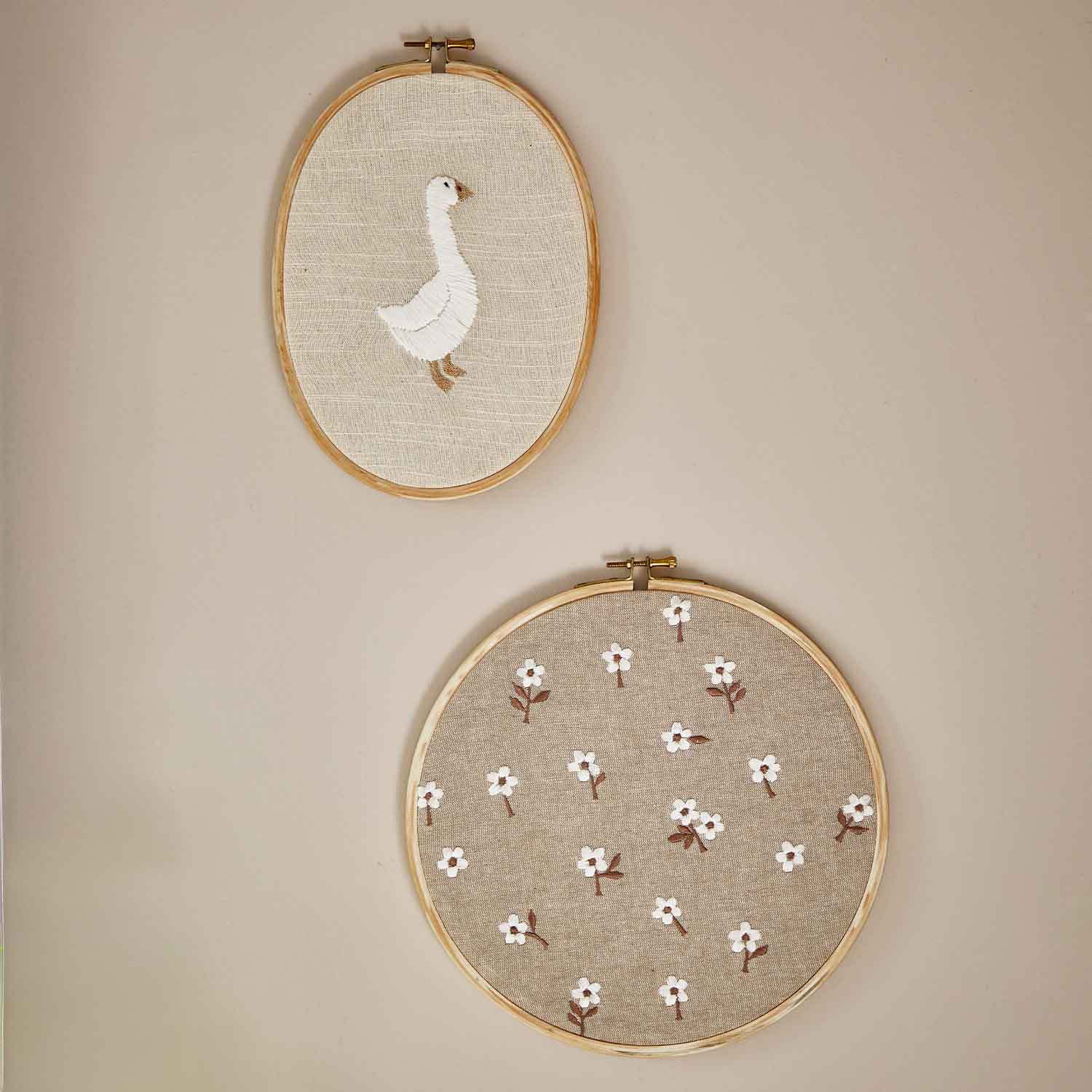 Zwei bestickte Stickrahmen aus Naturleinen mit Motiv weiße Gans und Blumen, Wanddekoration