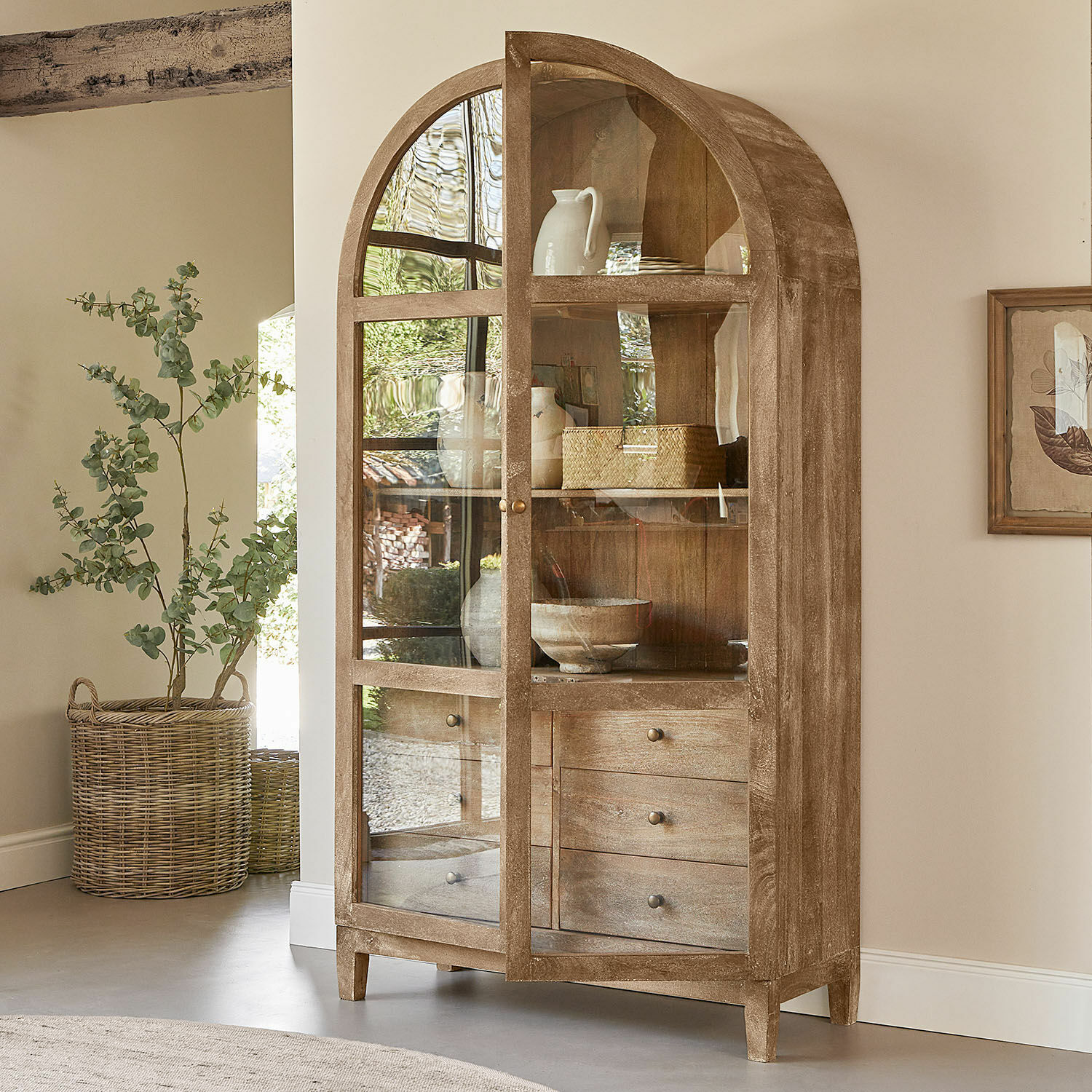 Schrank Winscombe Holzvitrine mit Glastüren und drei Schubladen in natürlicher Holzfarbe für ein stilvolles Wohnzimmer