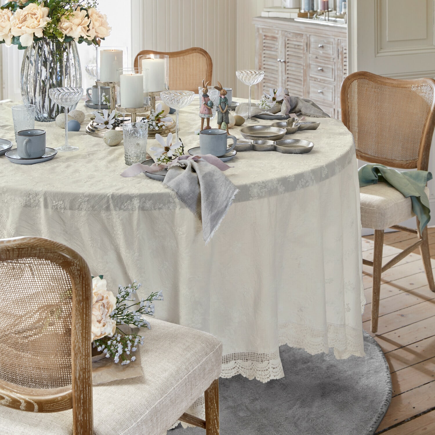 Tischdecke Valek Eleganter Tisch mit cremefarbenem Spitzen-Tischdecke, Osterdekoration und grauem Geschirr