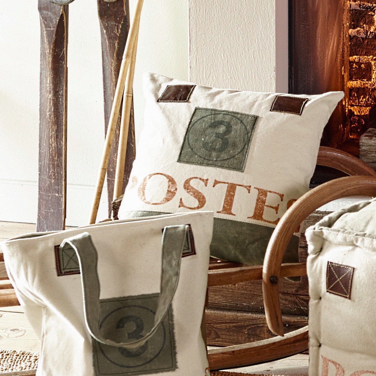 Kissen Postes Beige Baumwollkissen und Tasche mit grünem Druck und braunen Lederdetails in rustikalem Ambiente