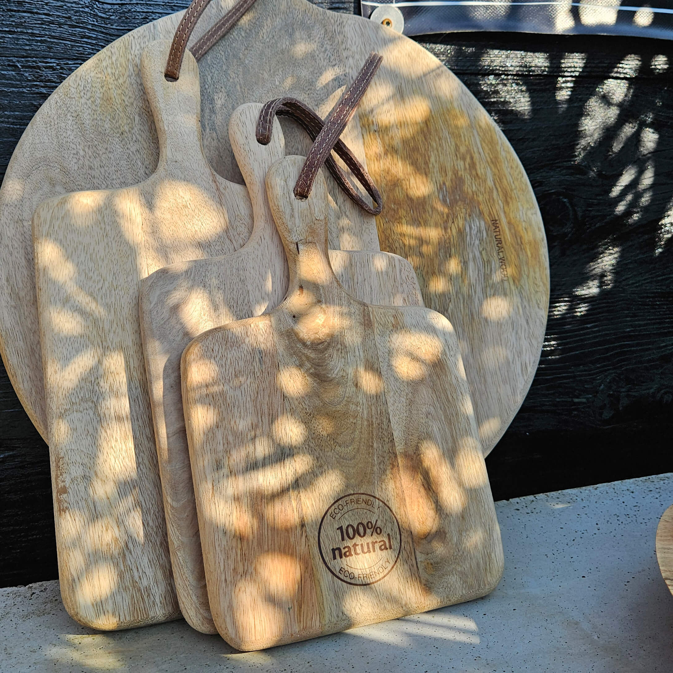 Set aus natürlichen Holz-Schneidebrettern mit Griffen und Aufhängeschlaufen, umweltfreundliche Küchenaccessoires