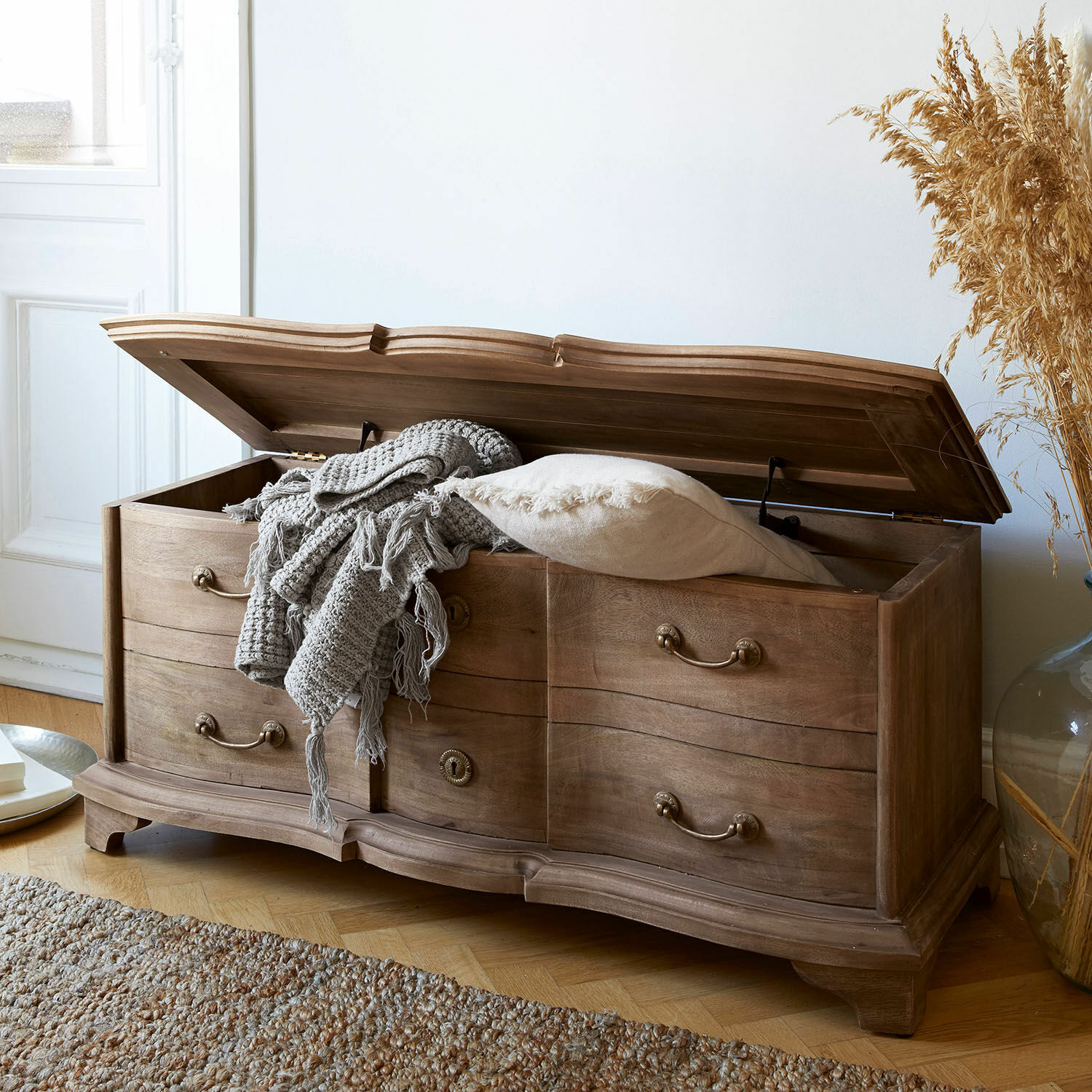Holztruhe mit Schubladen und aufklappbarem Deckel in natürlicher Holzfarbe für Stauraum