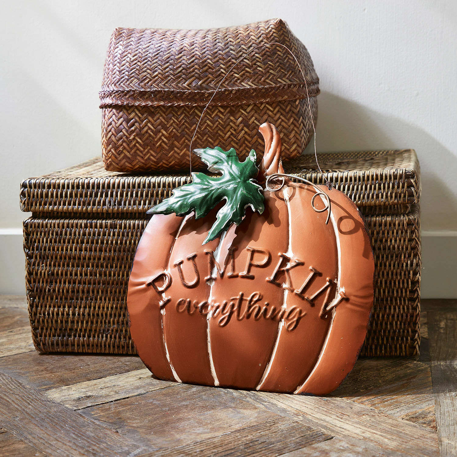 Deko-Schild Vaux Metalldekoration in Kürbisform, orange mit grünem Blatt und Schriftzug «Pumpkin Everything»